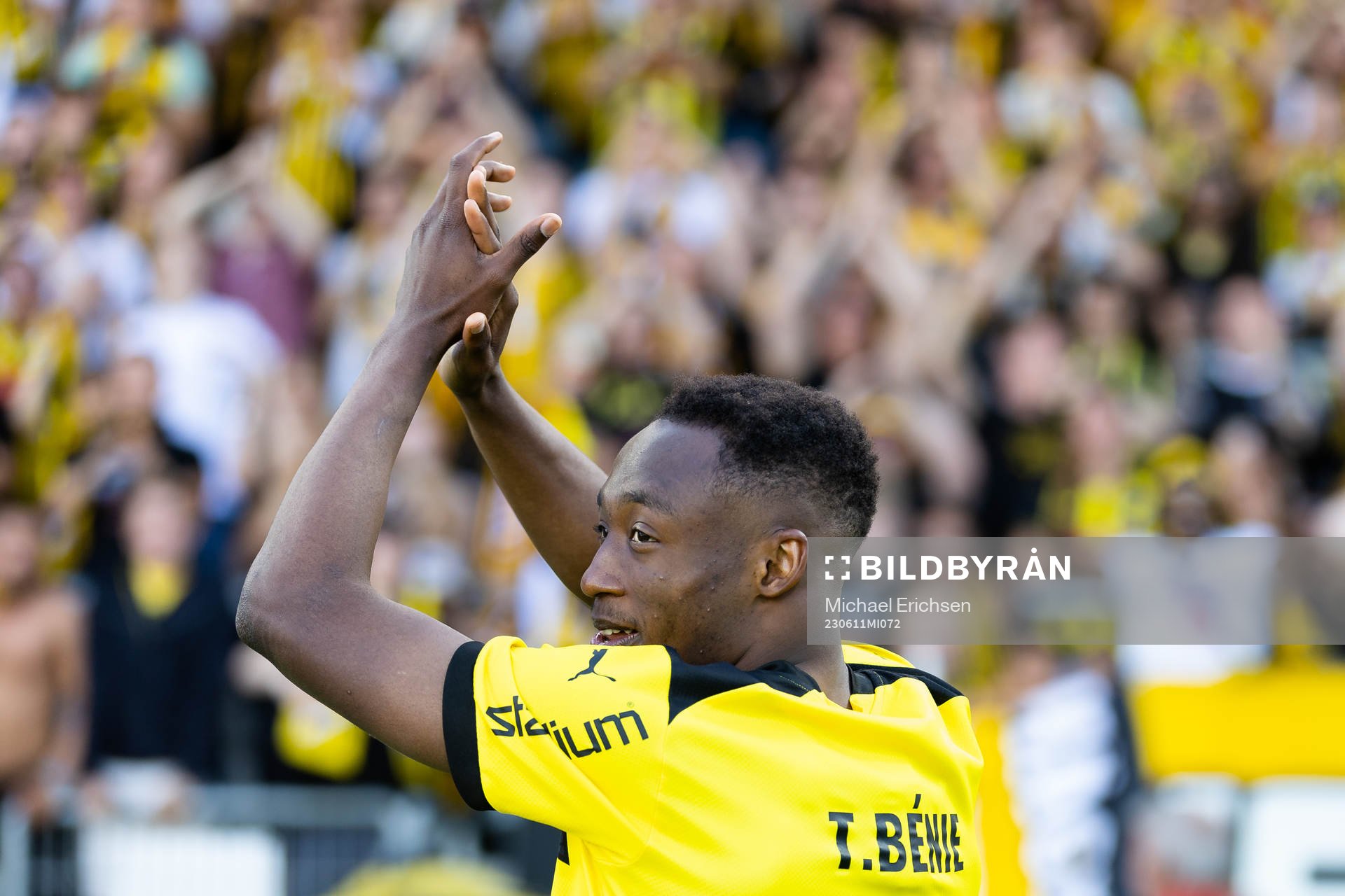 Häckens Benie Adama Traore hyllas av klacken med en sång