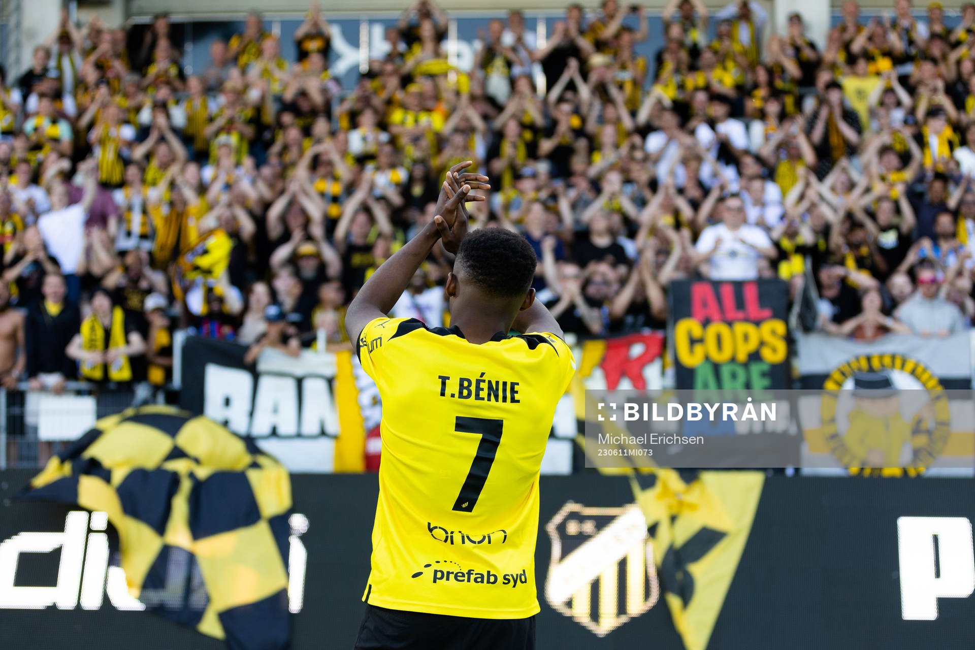 Häckens Benie Adama Traore hyllas av klacken med en sång