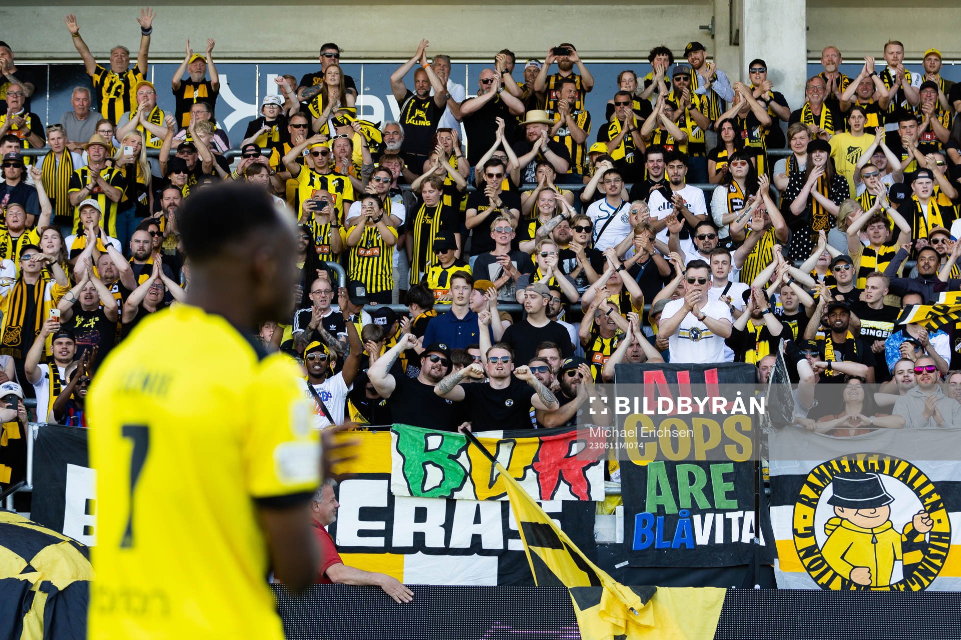 Häckens Benie Adama Traore hyllas av klacken med en sång