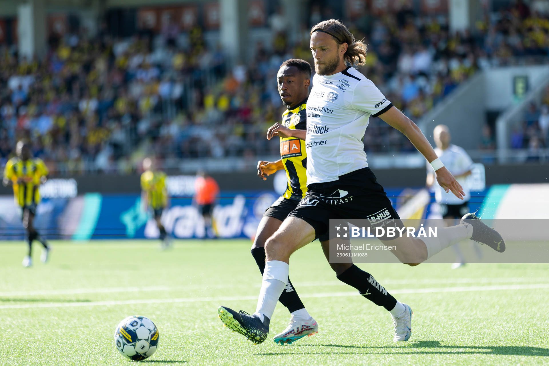 Mjällbys Tom Pettersson och Häckens Benie Adama Traore