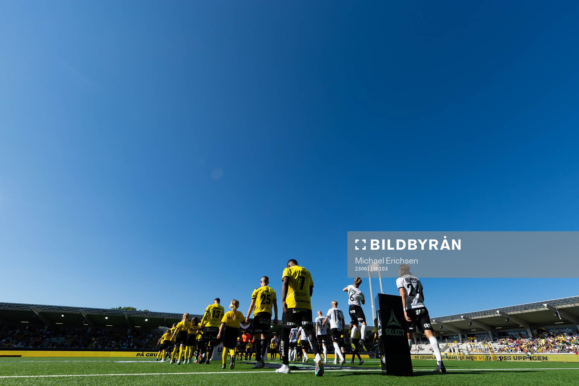 Lagen på väg in för line up  innan fotbollsmatchen i Allsvenskan mellan Häcken och Mjällby den 11 juni 2023 i Göteborg. 