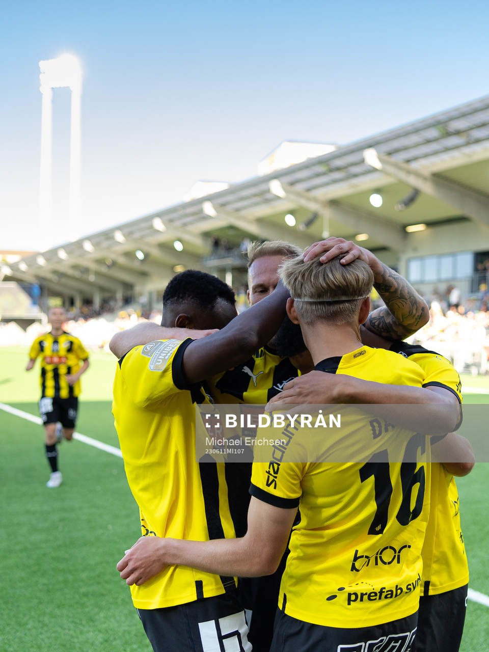 Häckens Pontus Dahbo jublar med lagkamrater
