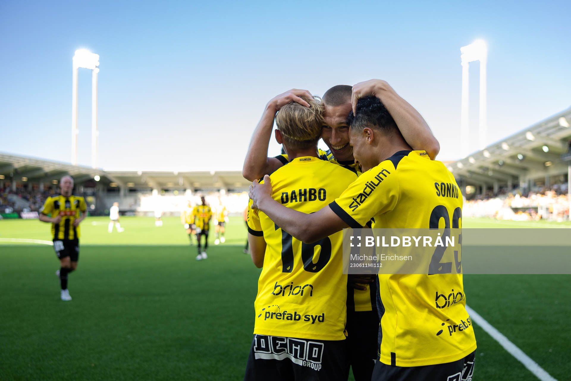 Häckens Pontus Dahbo jublar med Kristoffer Lund Hansen och Momodou Lamin Sonko efter 3-0 under fotbollsmatchen i Allsvenskan mellan Häcken och Mjällby den 11 juni 2023 i Göteborg.
