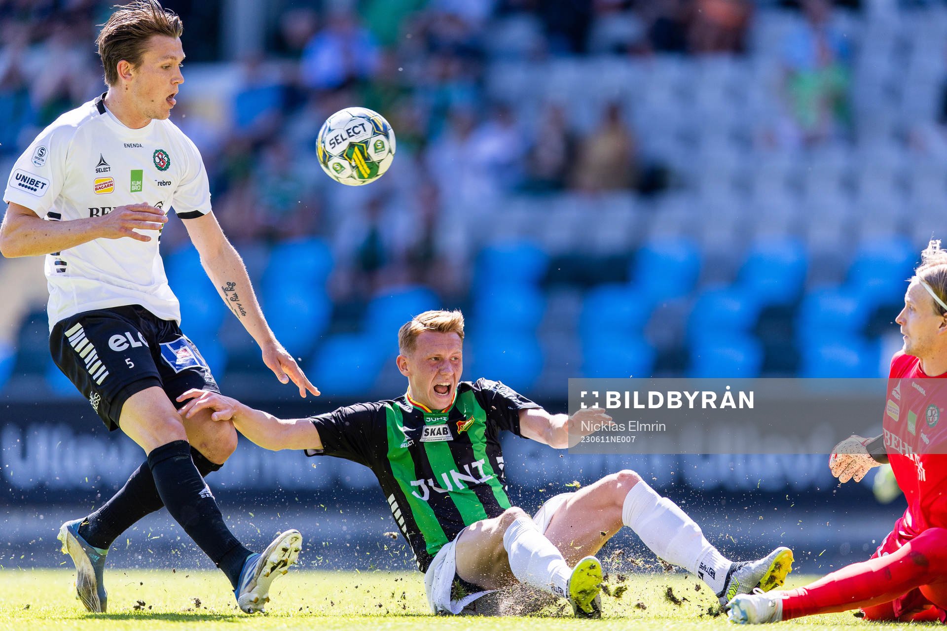 Örebros Daniel Hultqvist och målvakt William Eskelinen