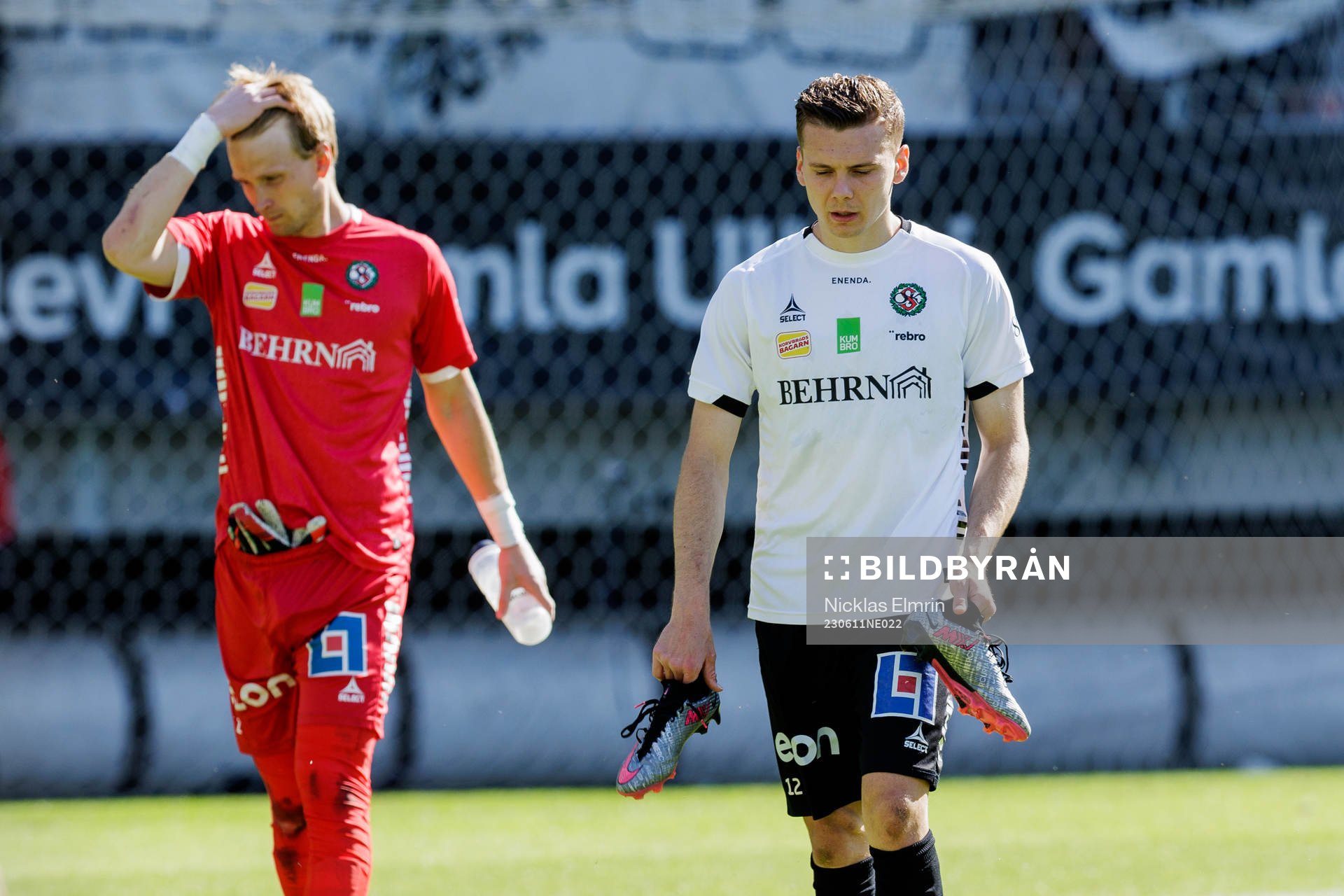 Örebros målvakt William Eskelinen och Jake Larsson deppar