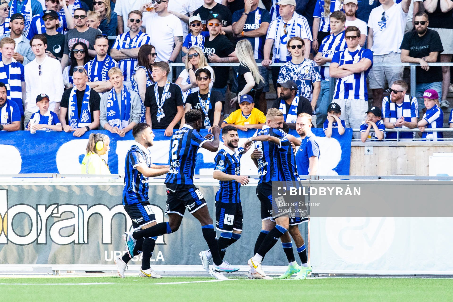 Sirius Tashreeq Matthews jublar med lagkamrater