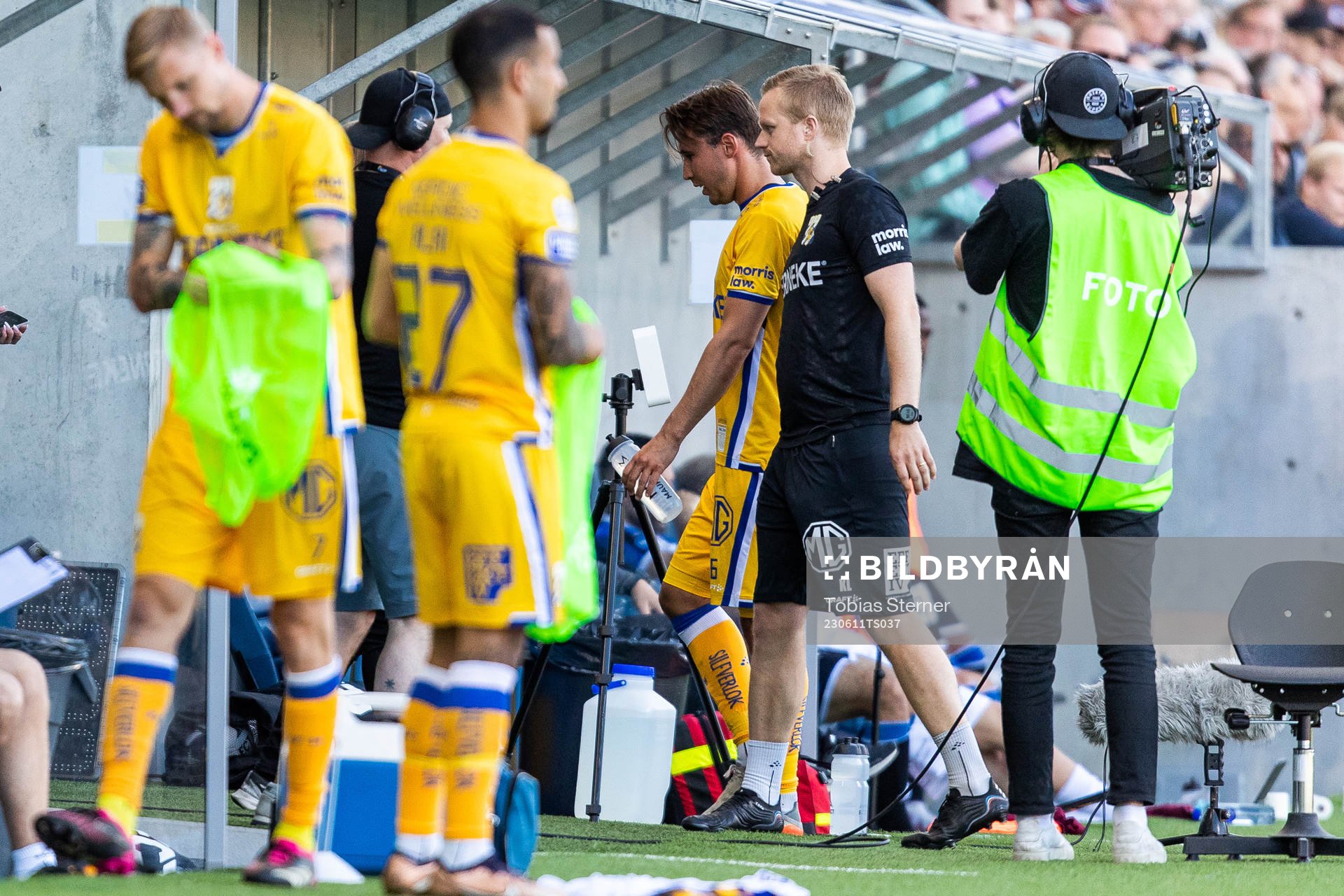 IFK Göteborgs Anders Trondsen lämnar plan och deppar