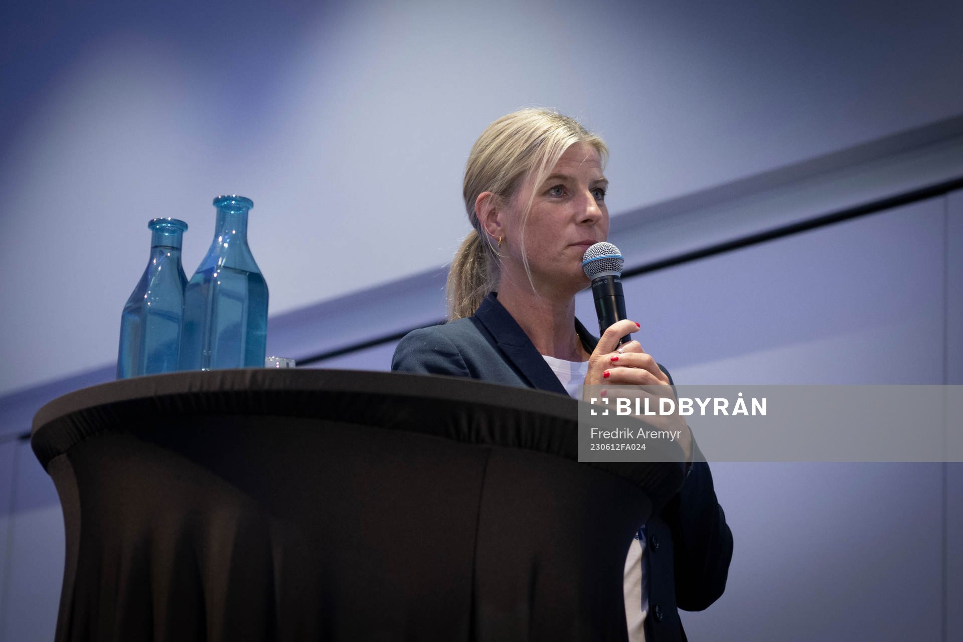 IFK Göteborgs hållbarhetschef Elisabeth Anderton svarar på frågor under ett medlemsmöte med IFK Göteborg den 12 juni 2023 i Göteborg. 