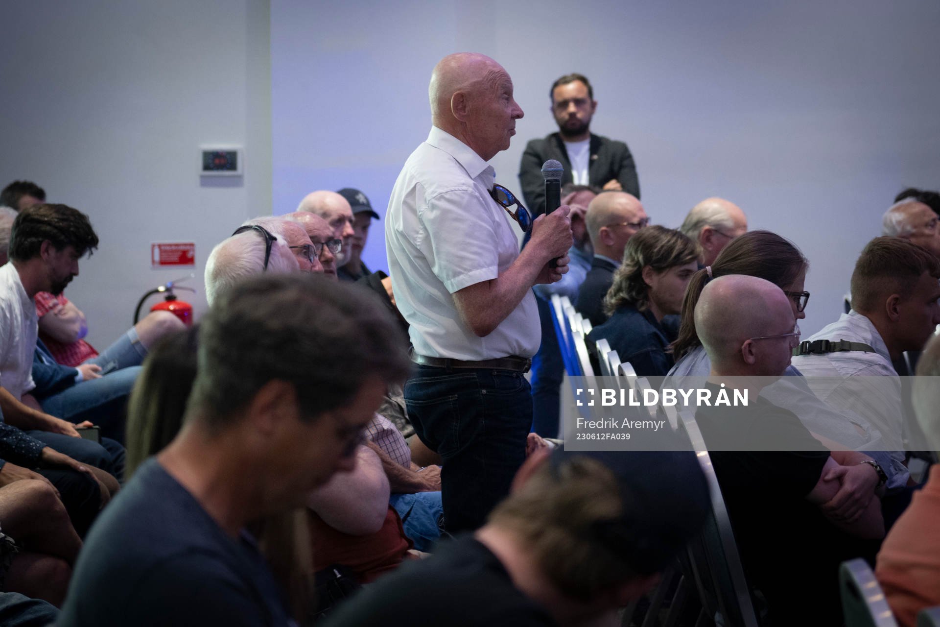 Medlemmen och tidigare styrelsemedlemmen Conny Blessner ställer frågor under ett medlemsmöte med IFK Göteborg den 12 juni 2023 i Göteborg. 