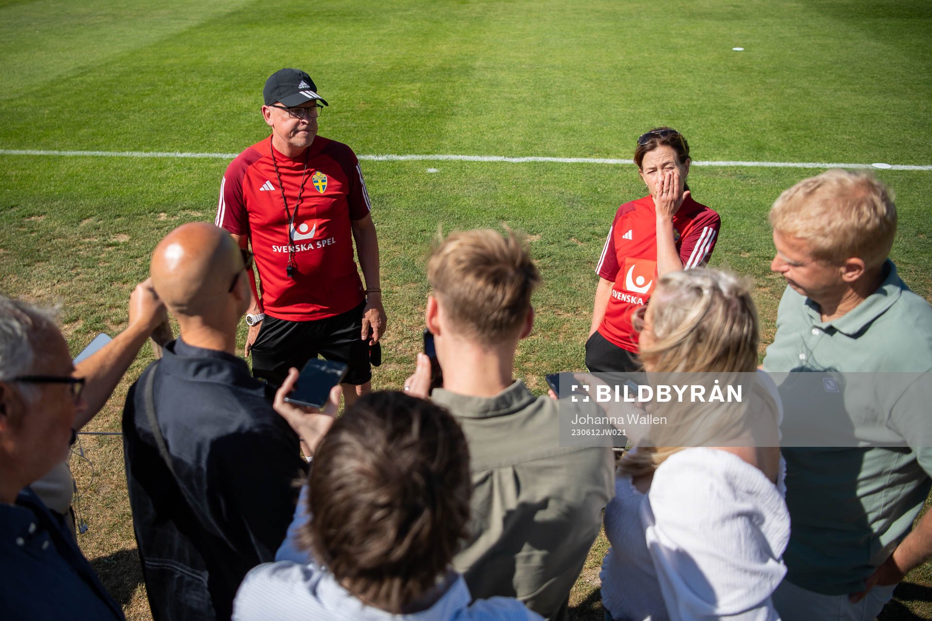 Head coach Janne Andersson and media officer Petra Thorén