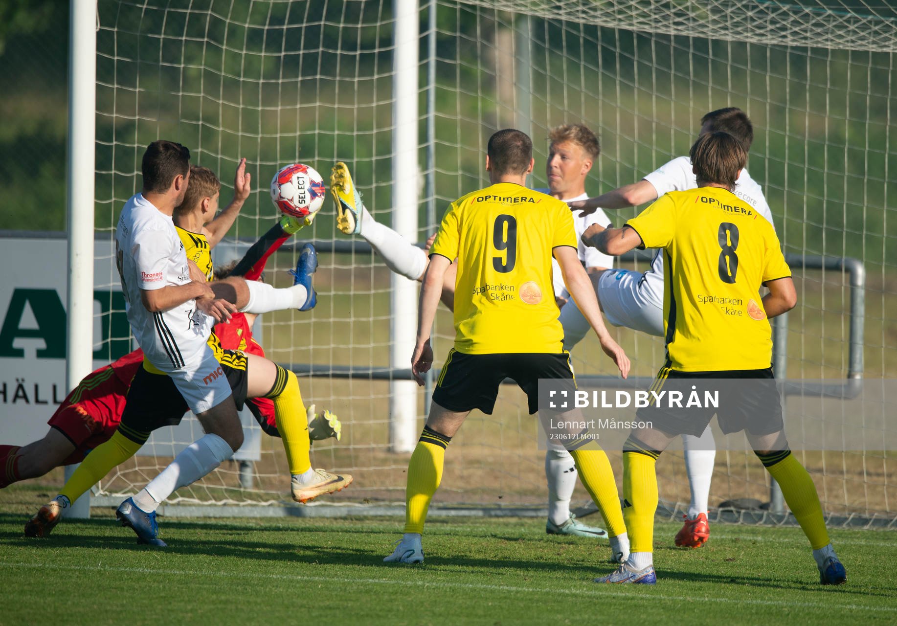 IFK Hässleholms Amir Ramanovski försöker få in bollen