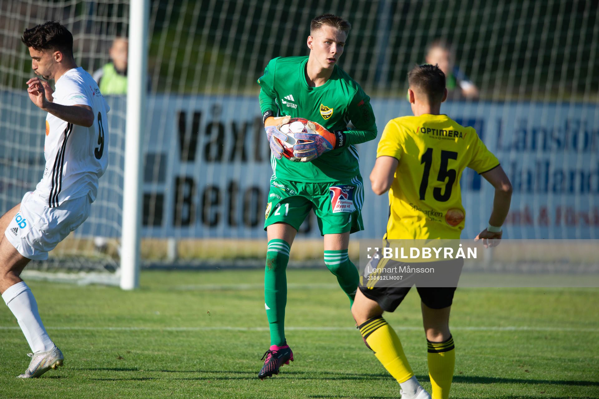 IFK Hässleholms målvakt Felix Persson greppar bollen i