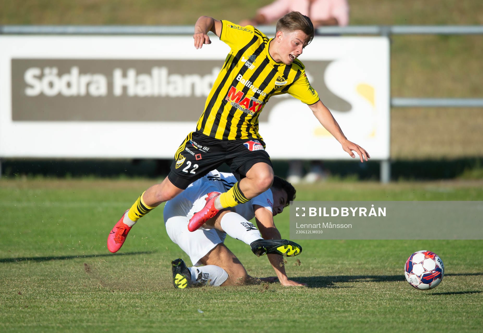 IFK Hässleholms Jussi Tikkanen tacklas tufft i matchen i