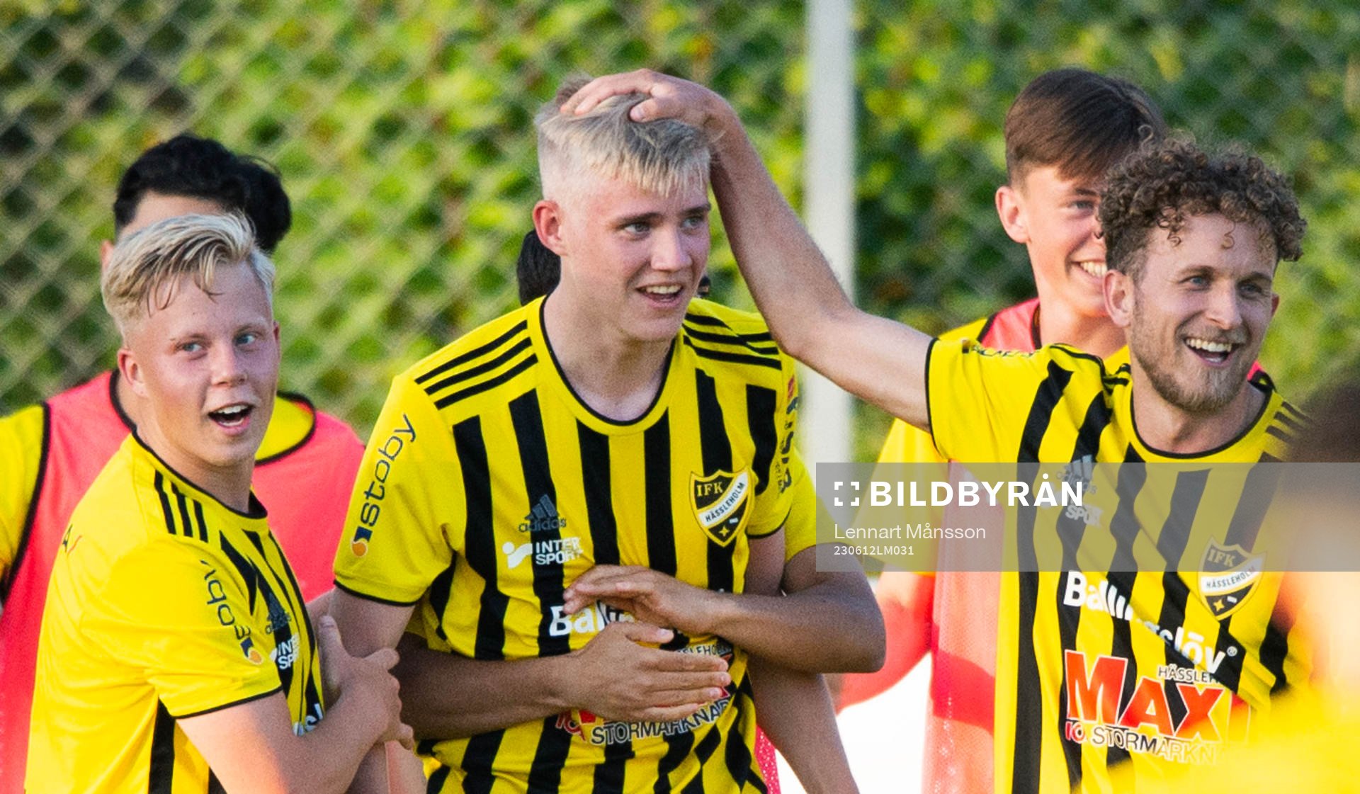 IFK Hässleholms Linus Roslund har gjort 0-2 och grattas av