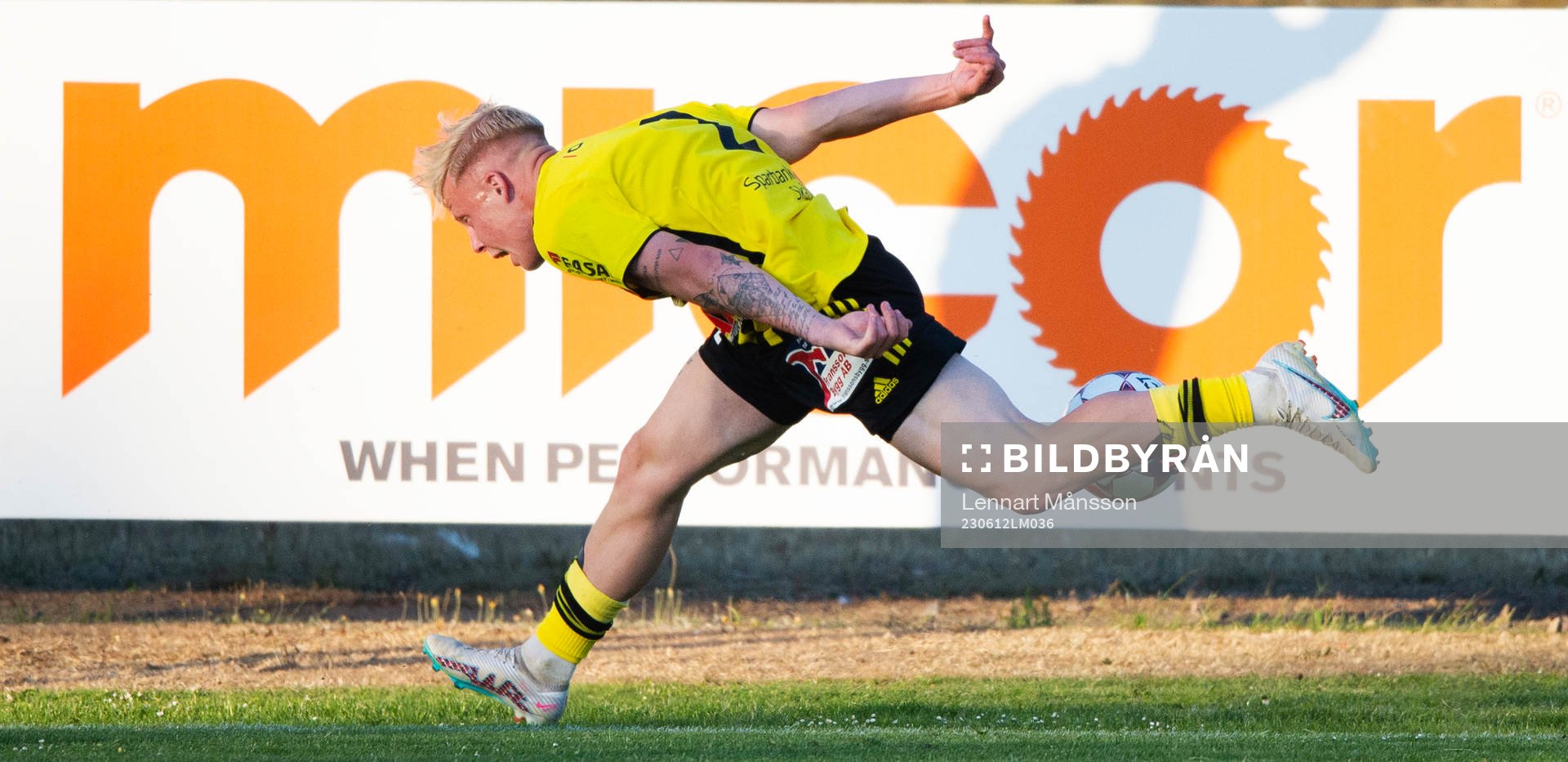 IFK Hässleholms Wictor Willseus dansar fram på sidlinjen