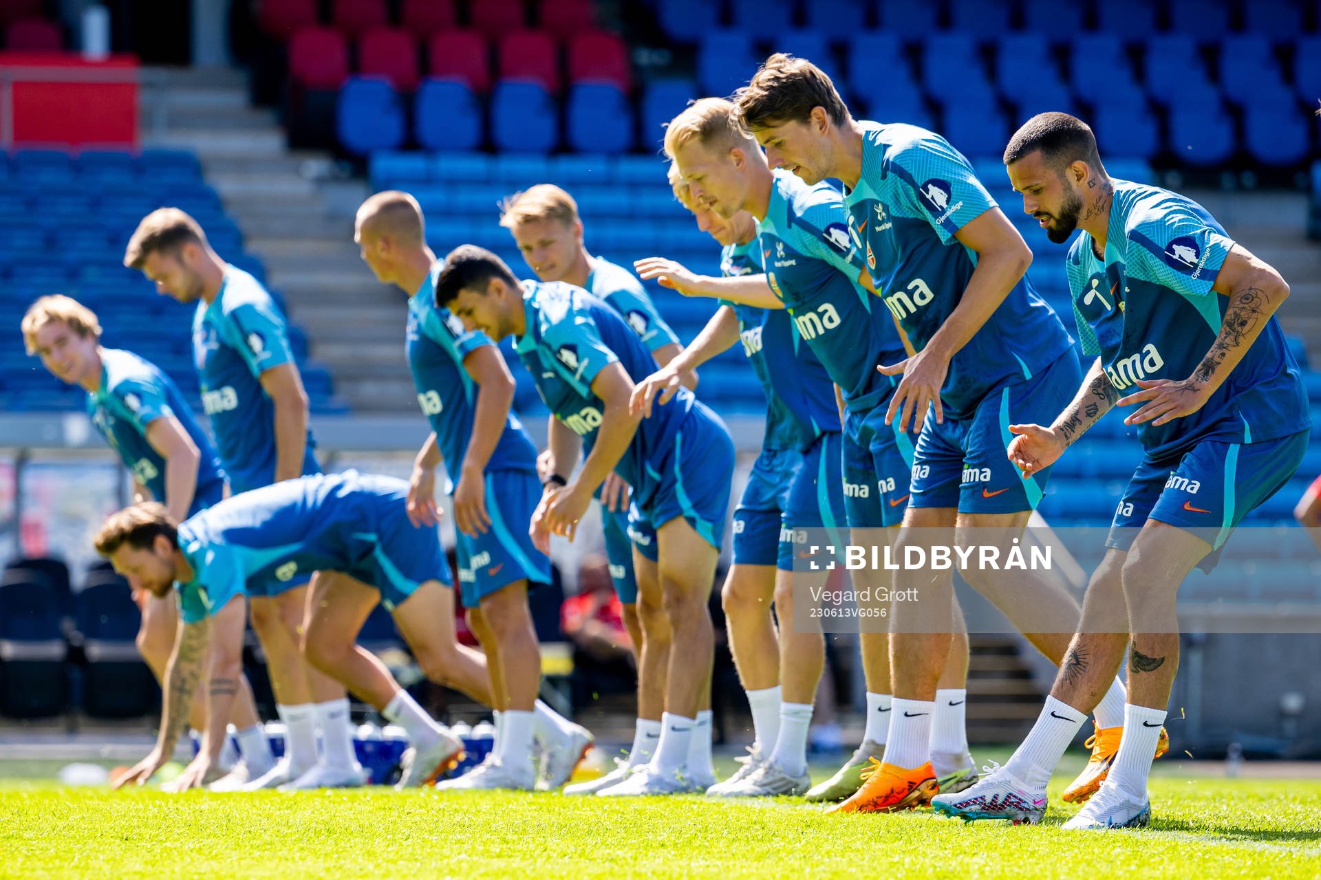 Sander Berge, Kristoffer Velde and players of the Norwegian