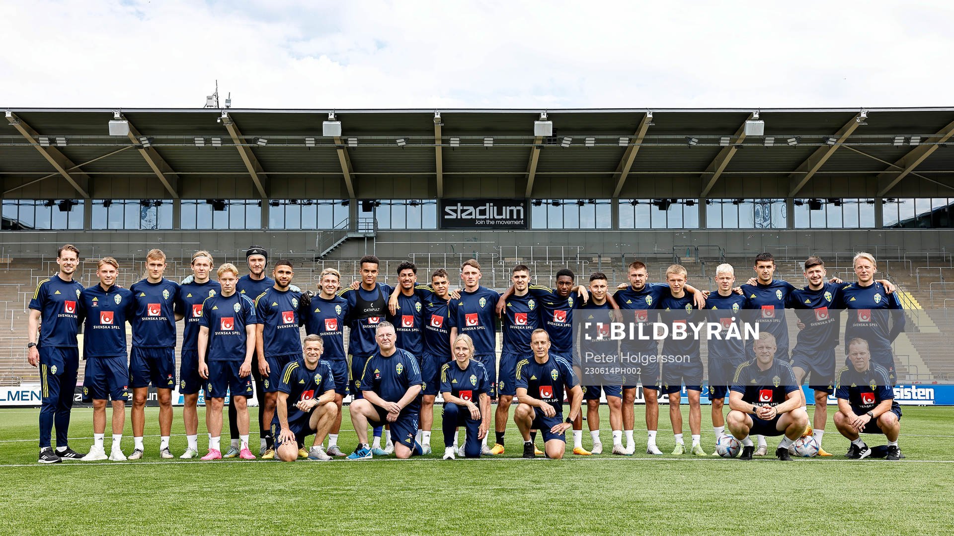 National U21-team captain Daniel Bäckström with players