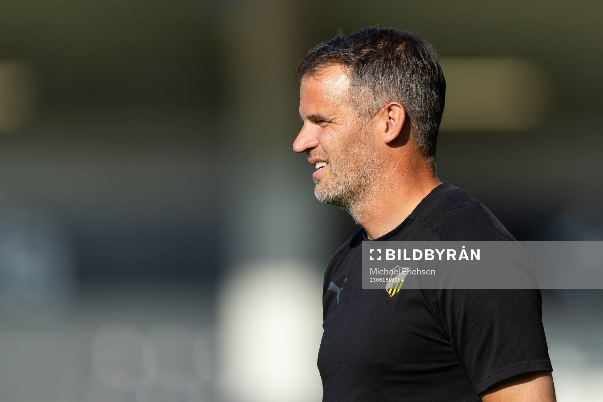 Häckens tränare Robert Vilahamn innan fotbollsmatchen i