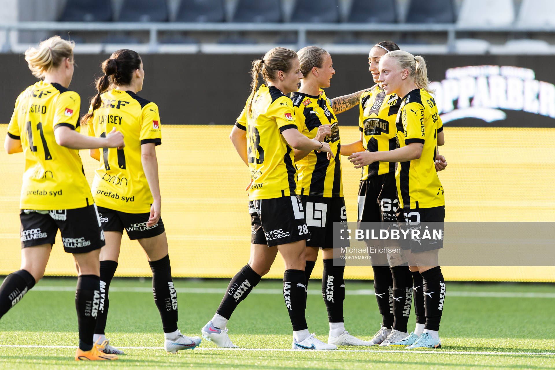 Häckens Rusul Rosa Kafaji jublar med lagkamrater