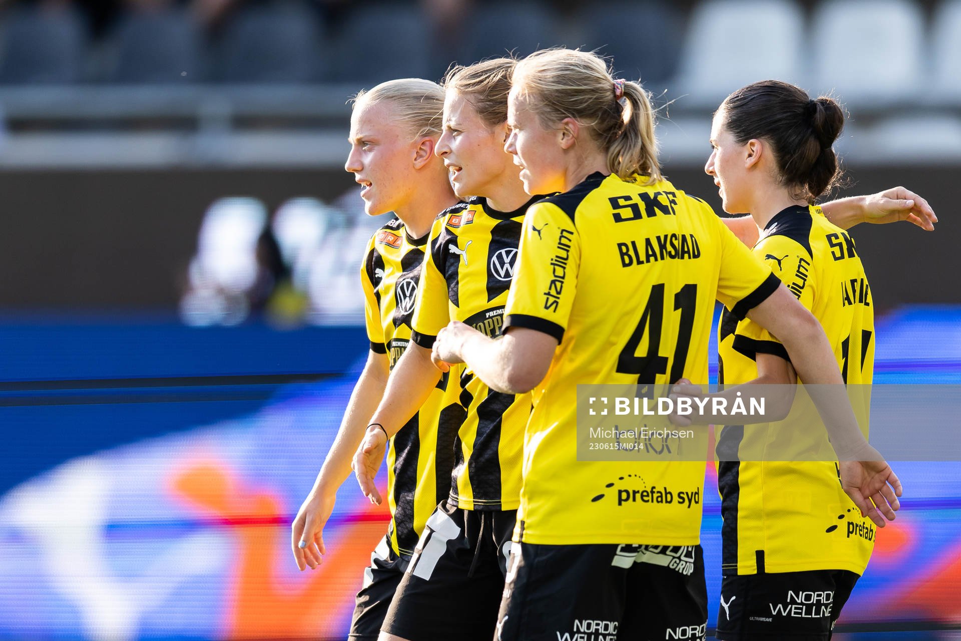Häckens Anna Anvegård (m) jublar med lagkamrater