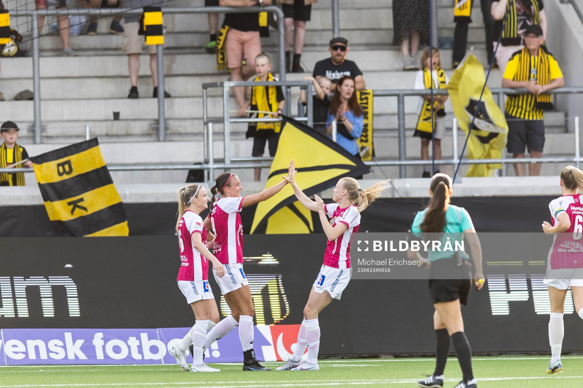 Uppsalas Taryn Ries jublar med lagkamrater