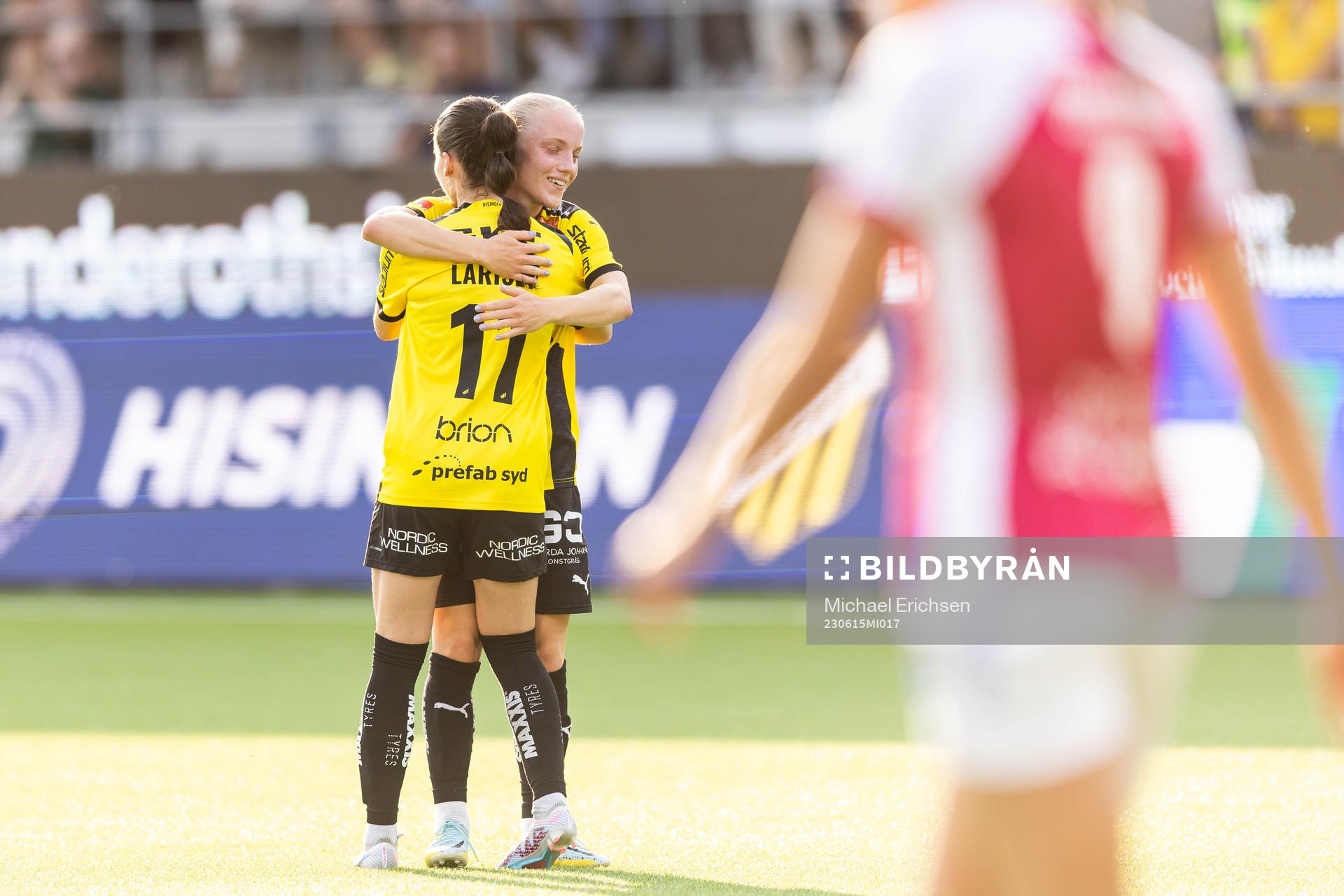Häckens Clarissa Larisey jublar med Anna Sandberg