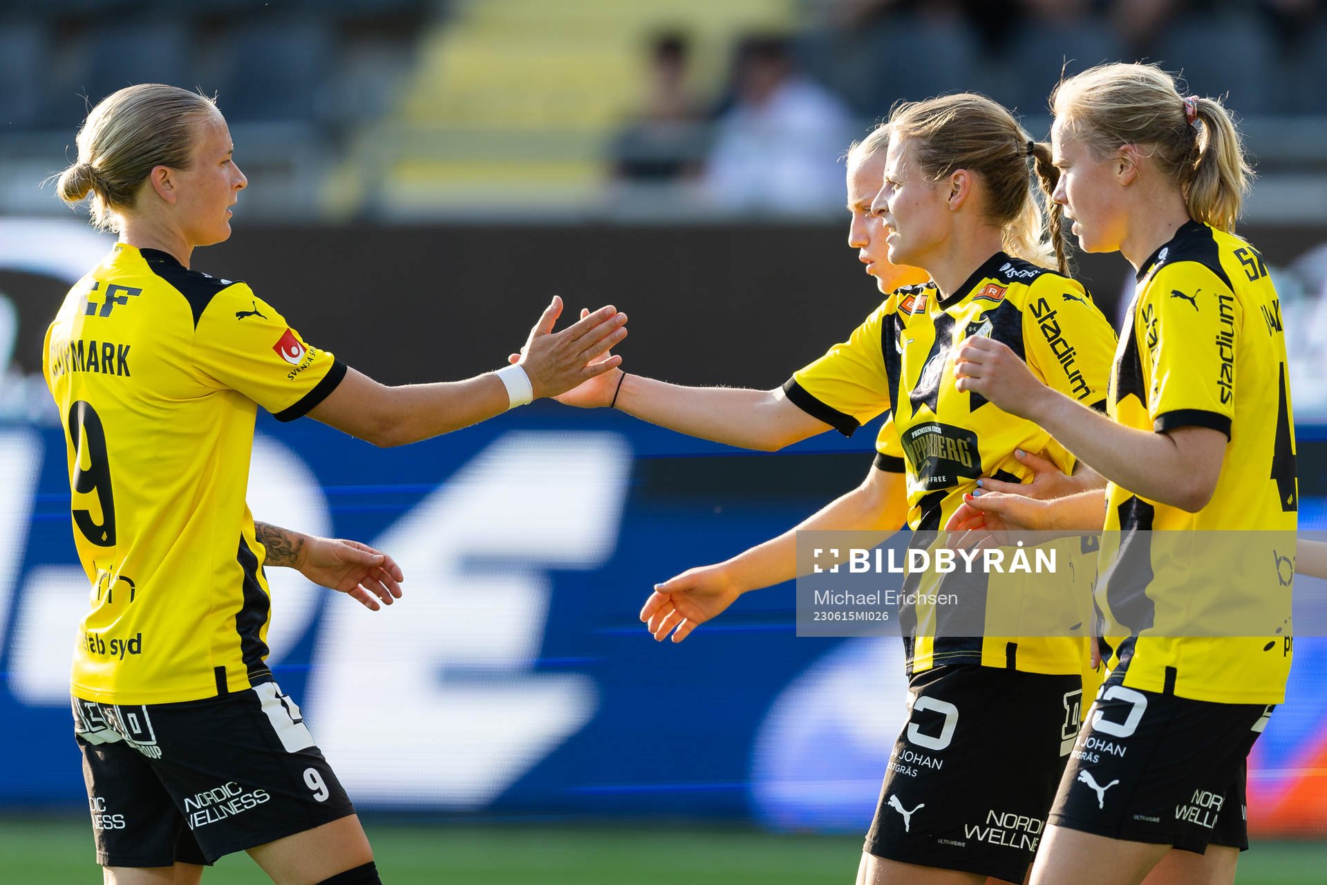 Häckens Anna Anvegård jublar med lagkamrater