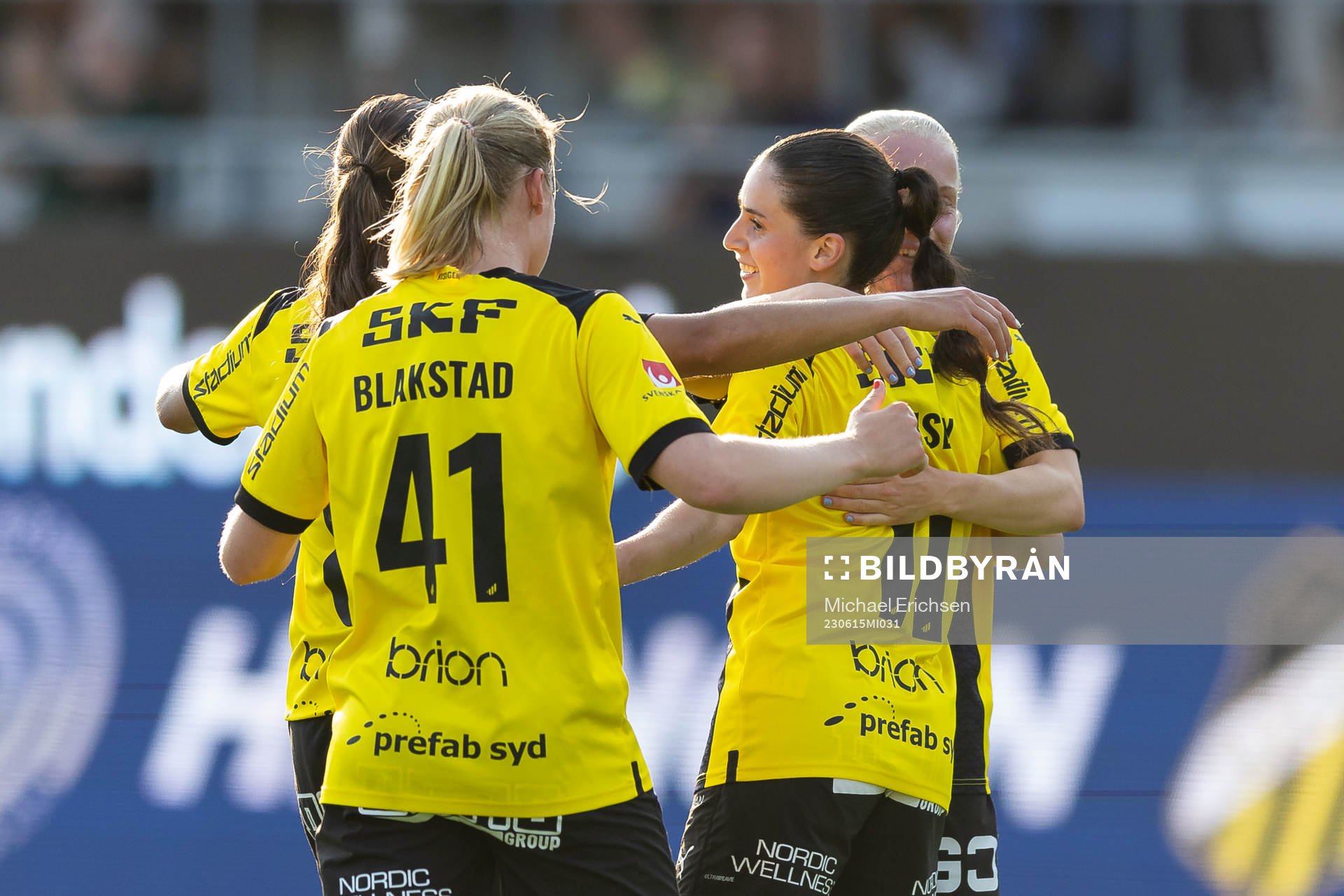 Häckens Clarissa Larisey jublar med lagkamrater