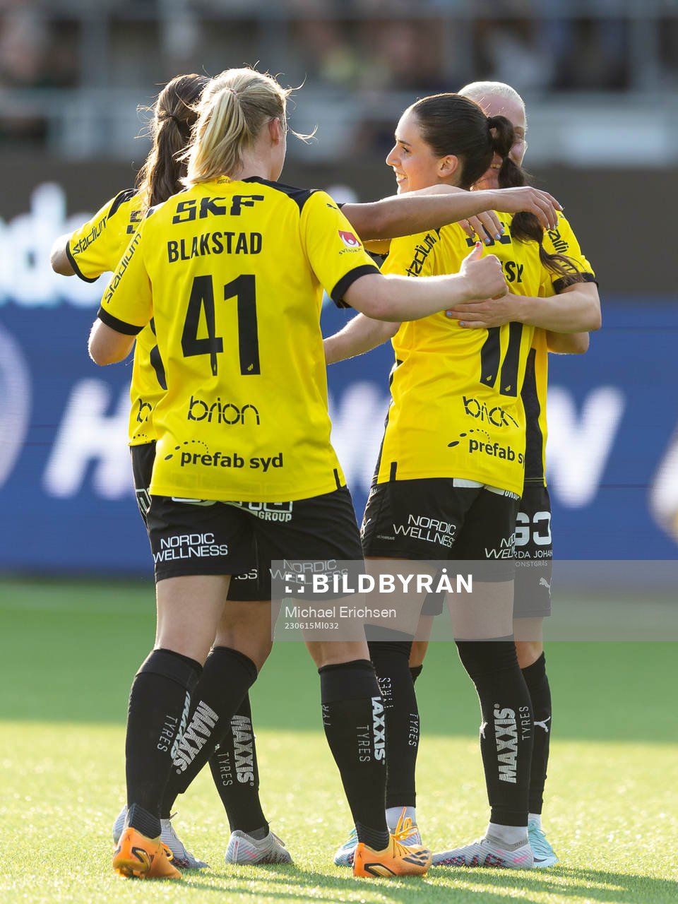 Häckens Clarissa Larisey jublar med lagkamrater