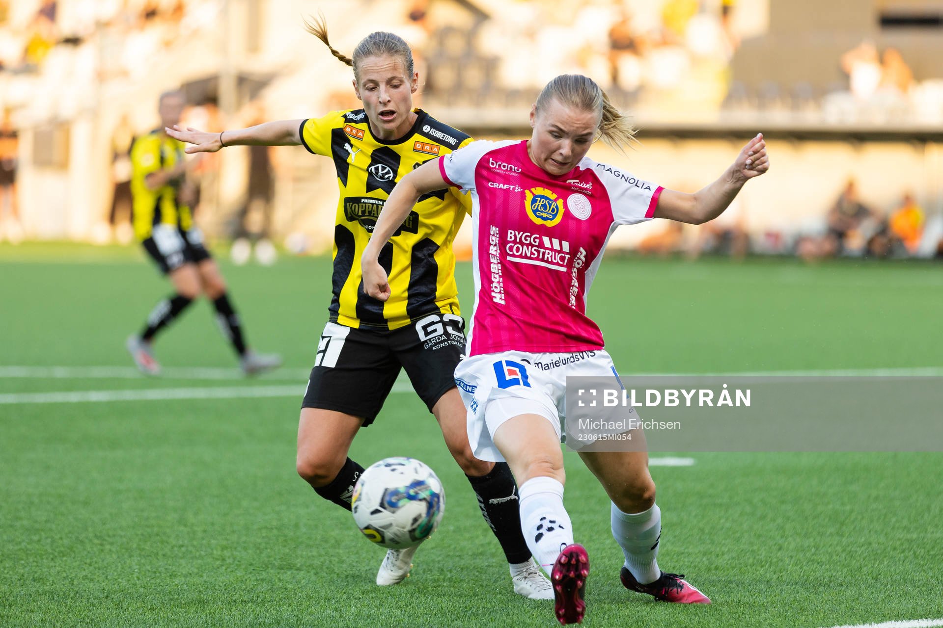 Häckens Anna Anvegård och IK Uppsalas Louise Hvarfner