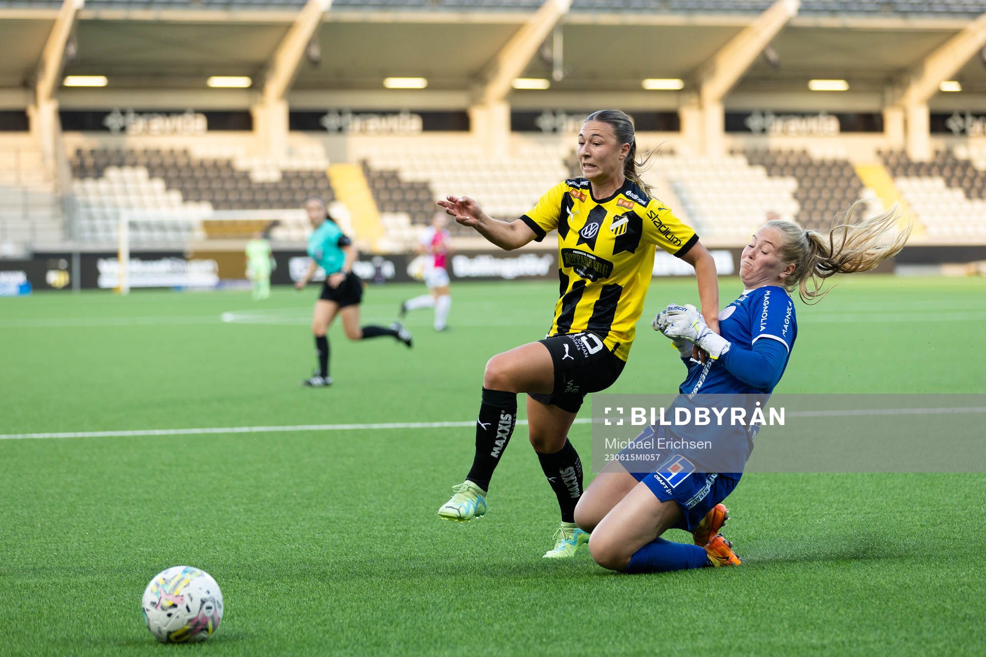 Häckens Alexandra Hellekant och IK Uppsalas målvakt