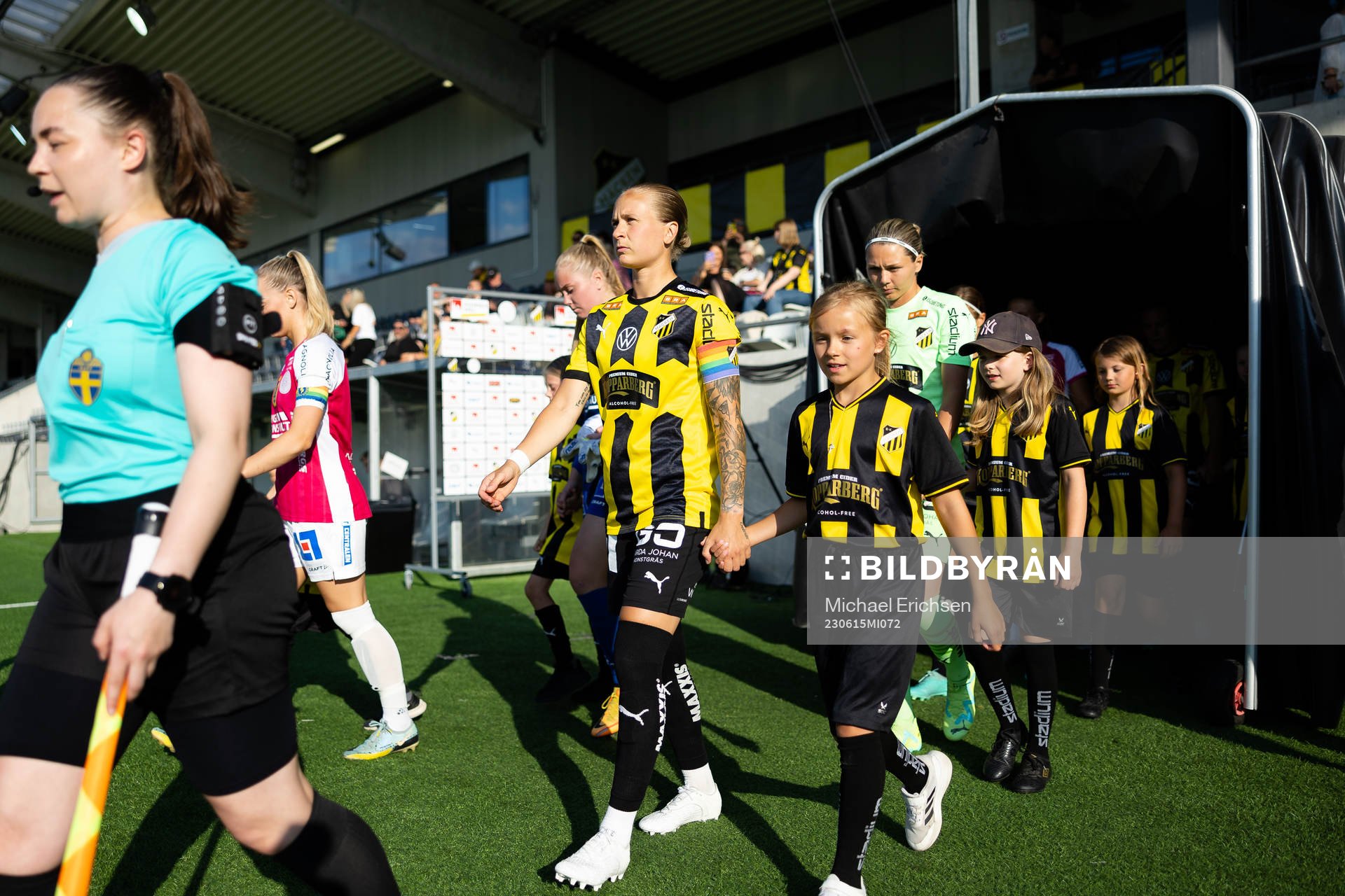 Häckens Filippa Curmark på väg in för line up innan