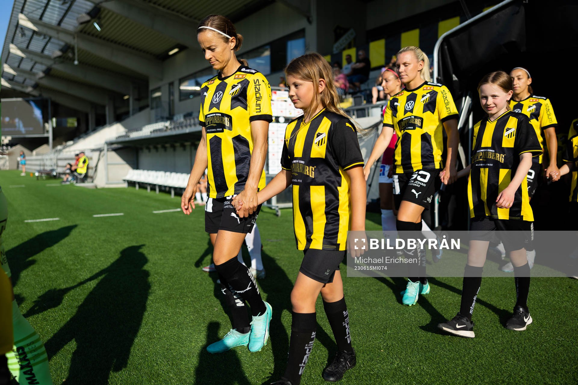 Häckens Aivi Luik på väg in för line up innan