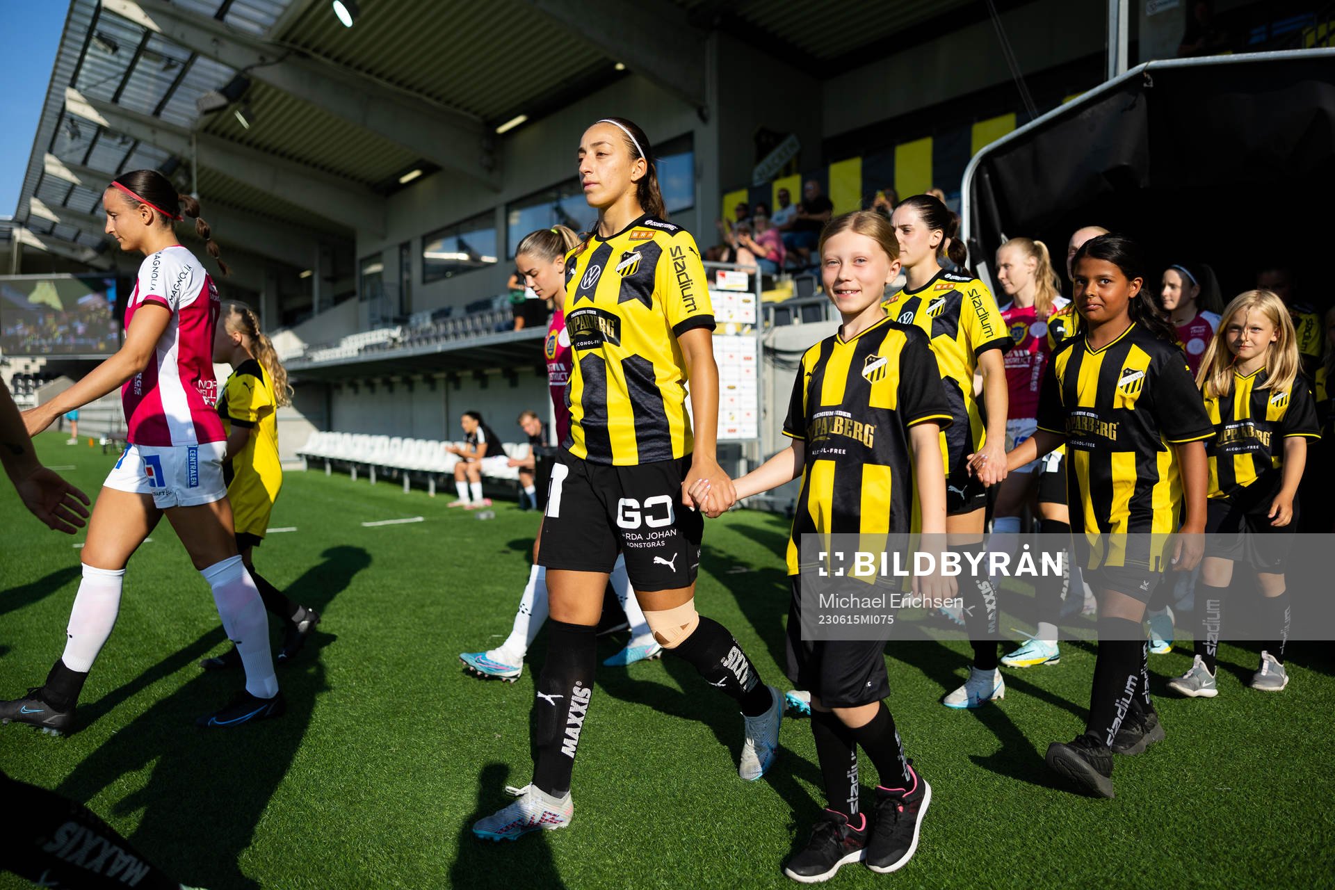 Häckens Rusul Rosa Kafaji på väg in för line up innan