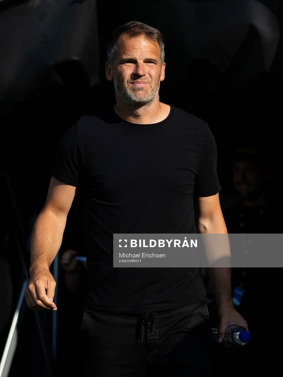 Häckens tränare Robert Vilahamn innan fotbollsmatchen i