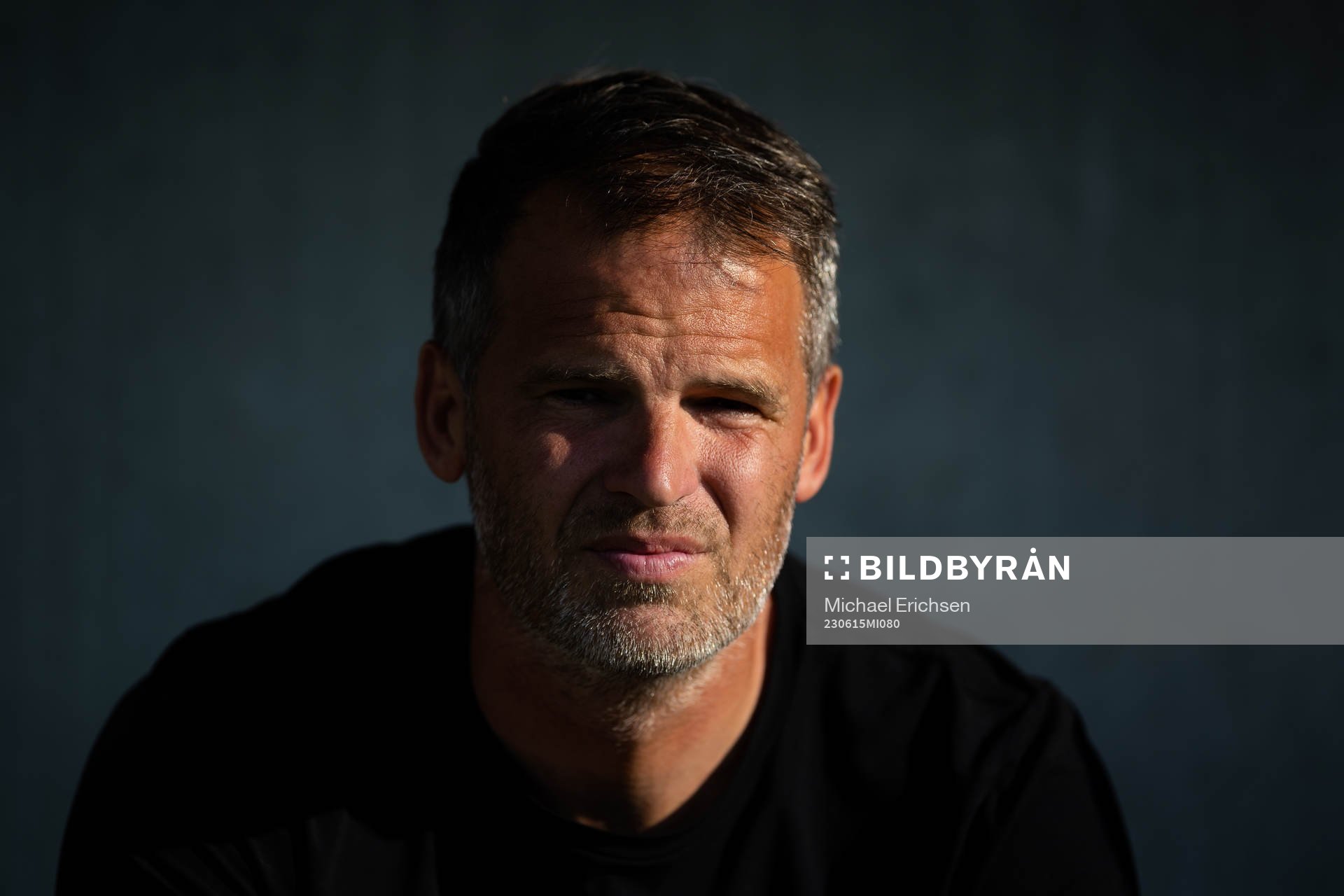 Häckens tränare Robert Vilahamn innan fotbollsmatchen i