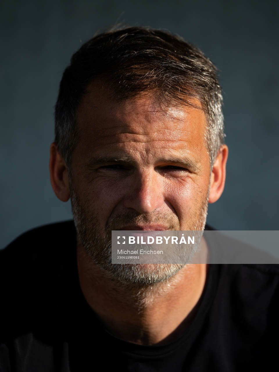 Häckens tränare Robert Vilahamn innan fotbollsmatchen i