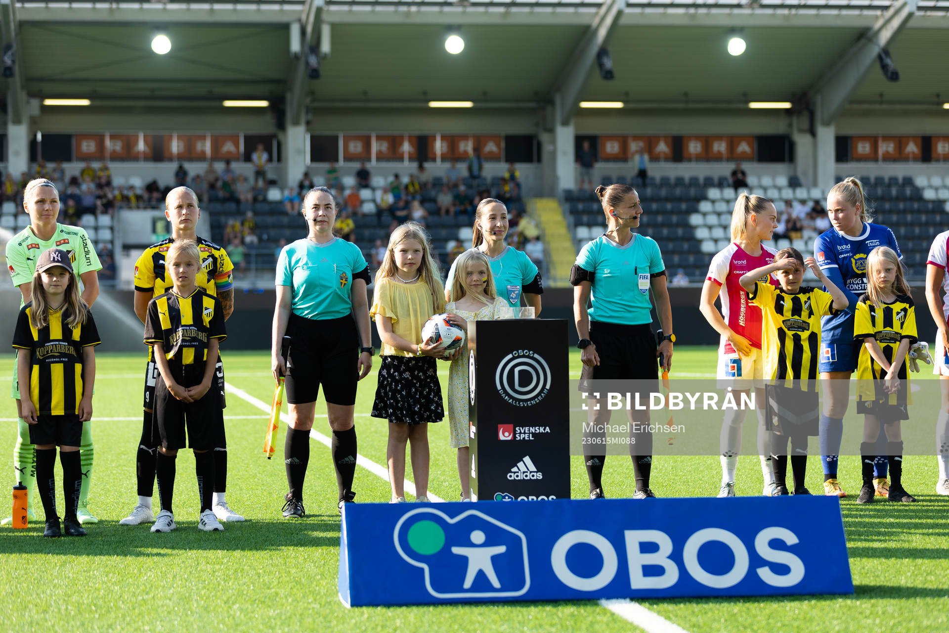 Line up innan fotbollsmatchen i Damallsvenskan mellan