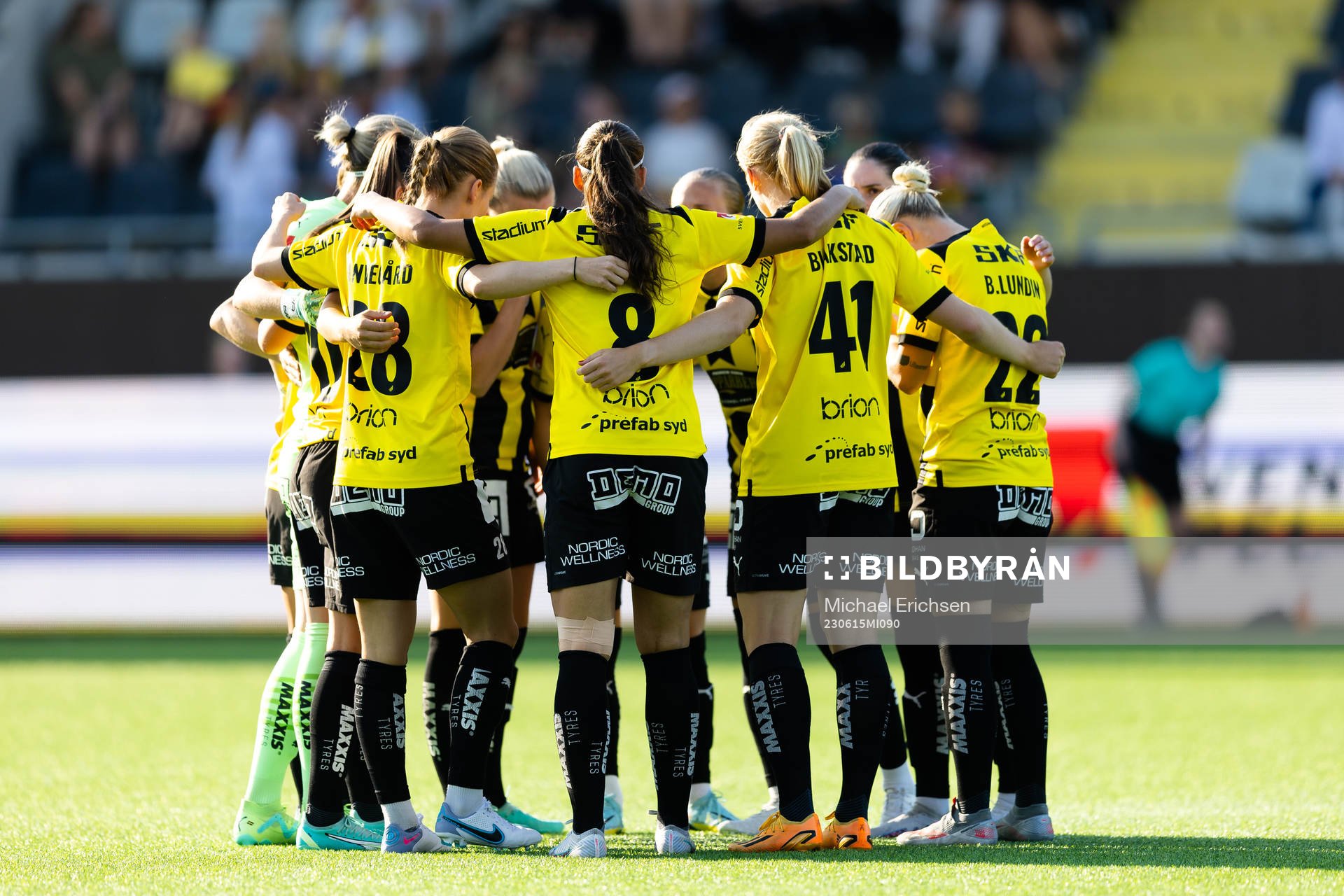 Häckens spelare samlade innan fotbollsmatchen i