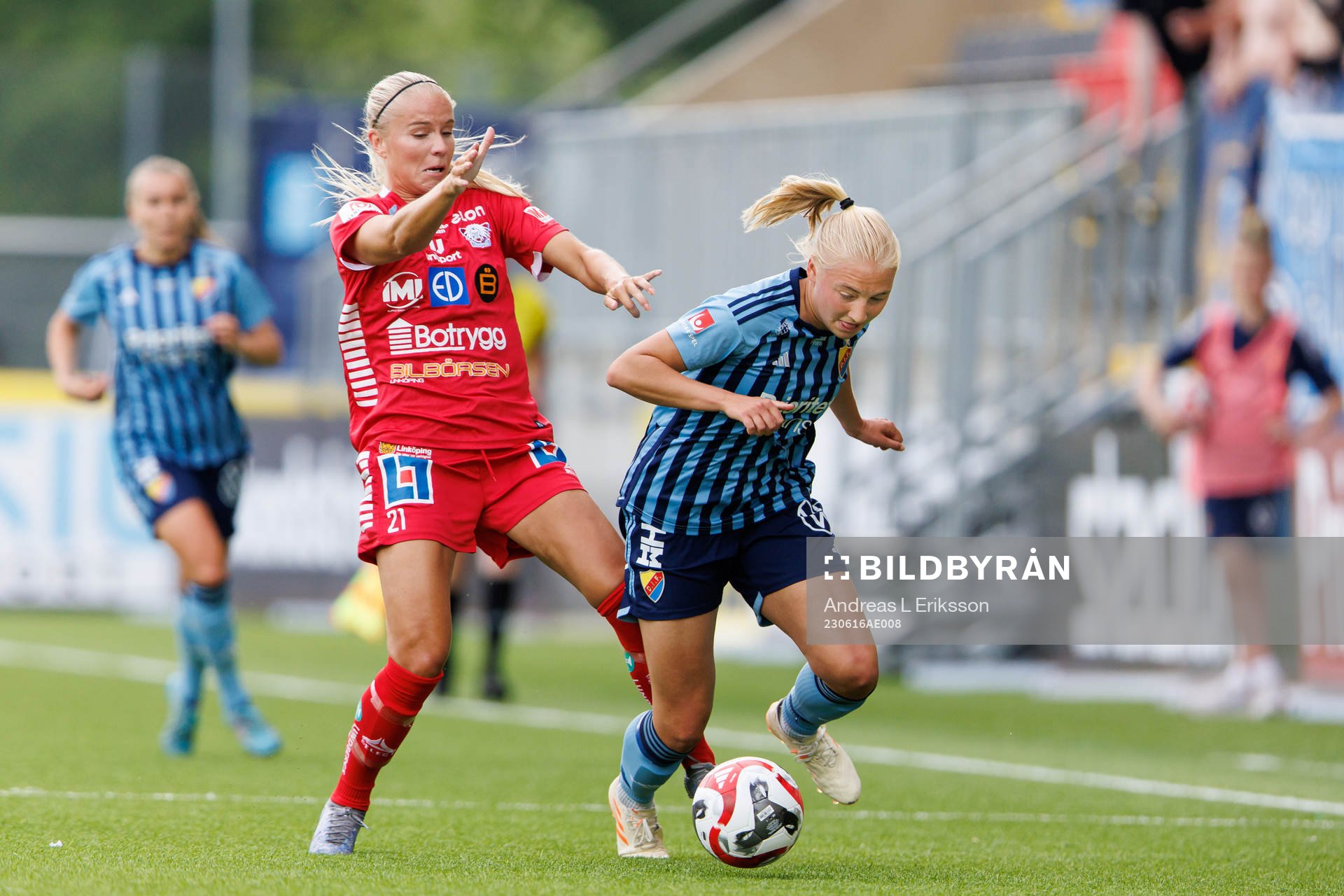 Linköpings Stina Lennartsson och Djurgårdens Nellie Lilja under fotbollsmatchen i Damallsvenskan mellan Djurgården och Linköping den 16 juni 2023 i Stockholm. 