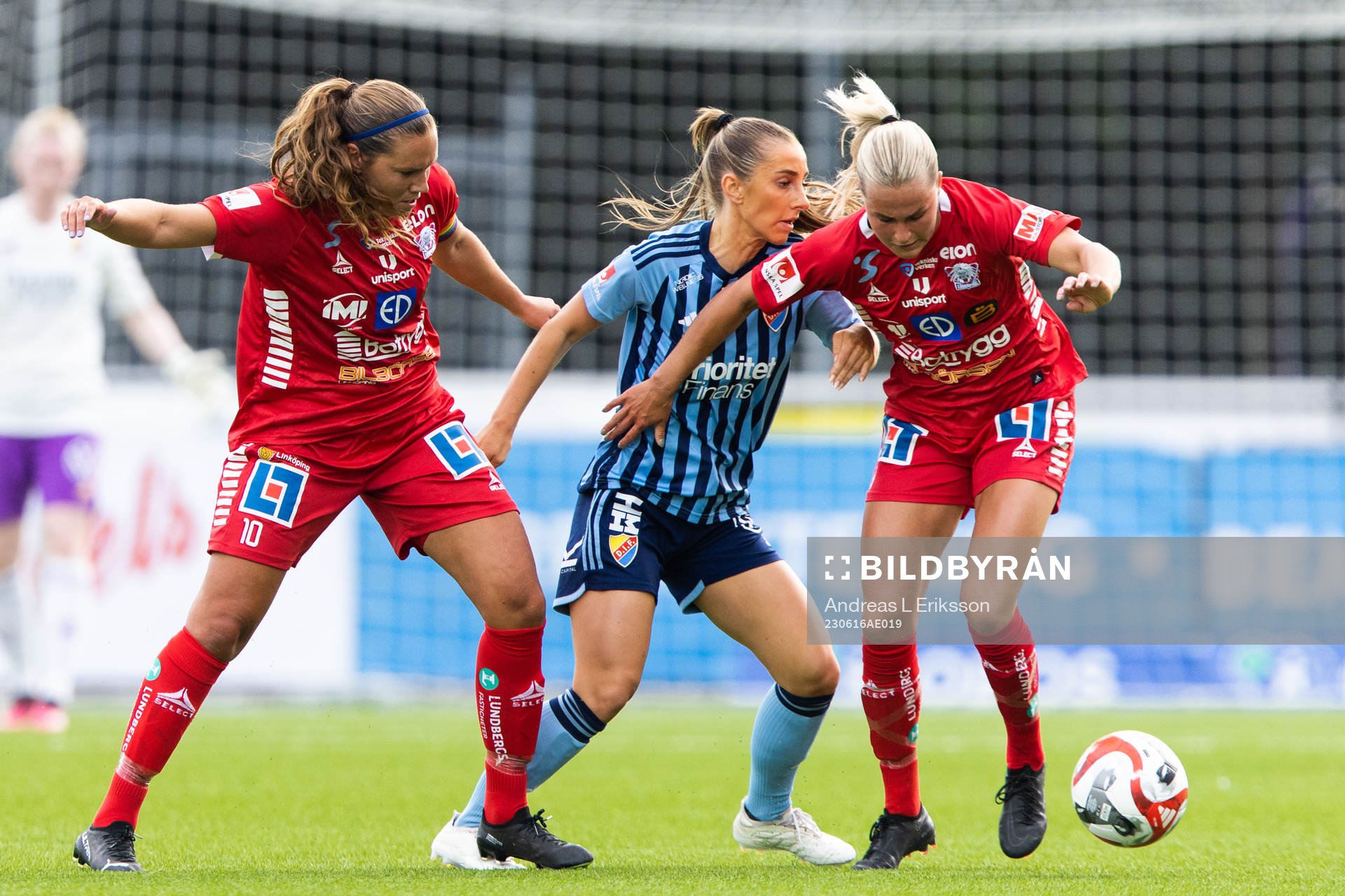 Djurgårdens Tilde Lindwall i kamp om bollen med