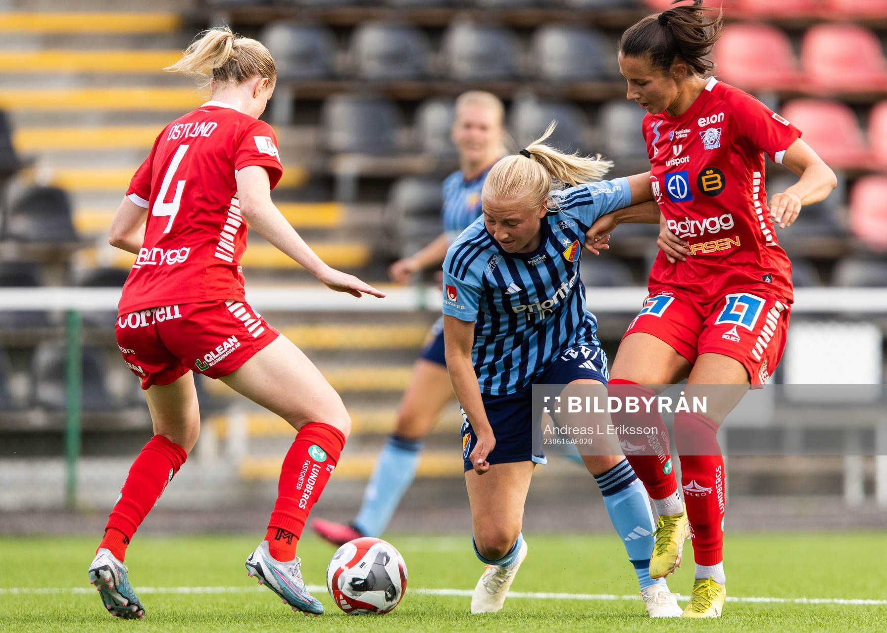 Djurgårdens Stinalisa Johansson i kamp om bollen med
