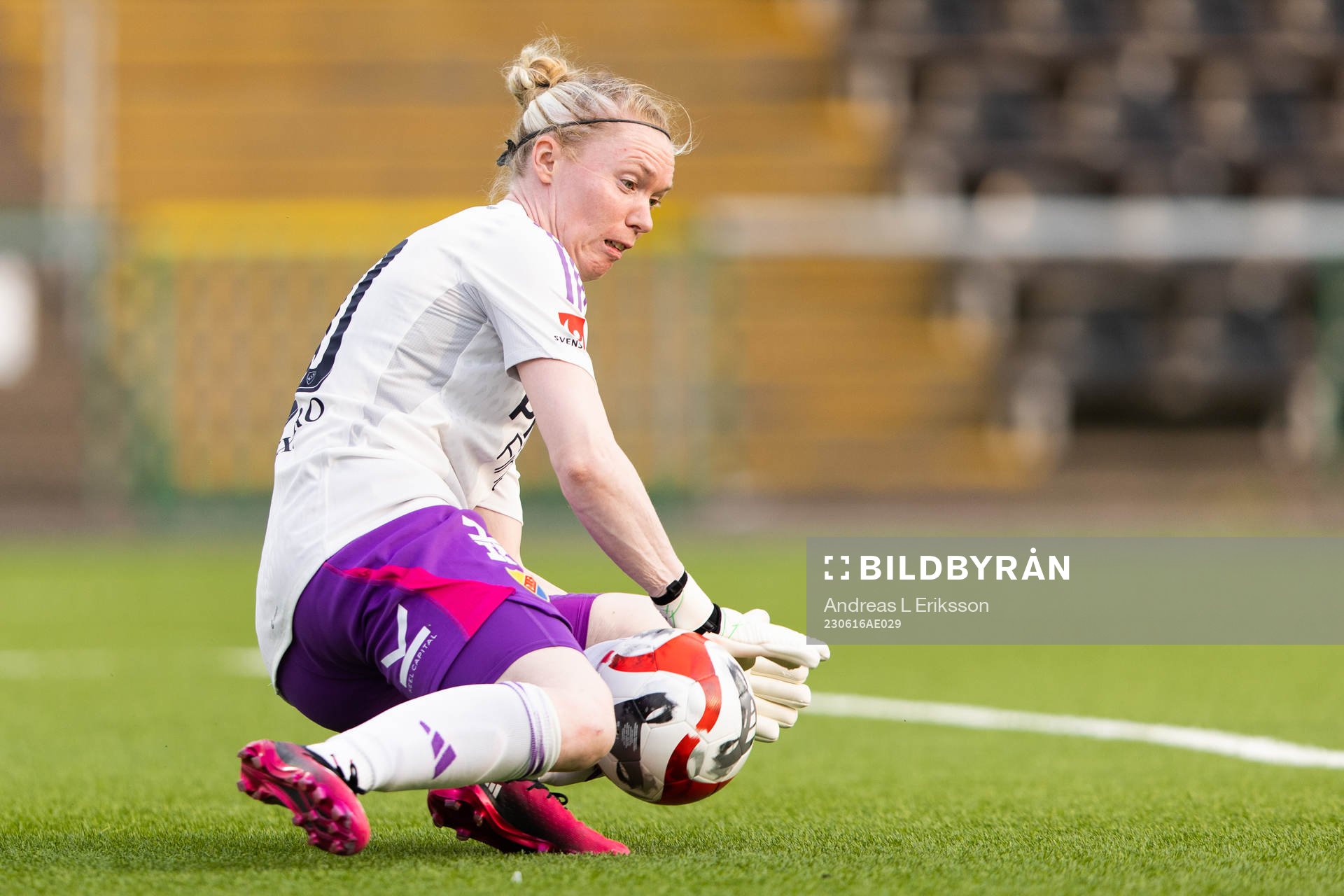 Djurgårdens målvakt Hedvig Lindahl med en räddning