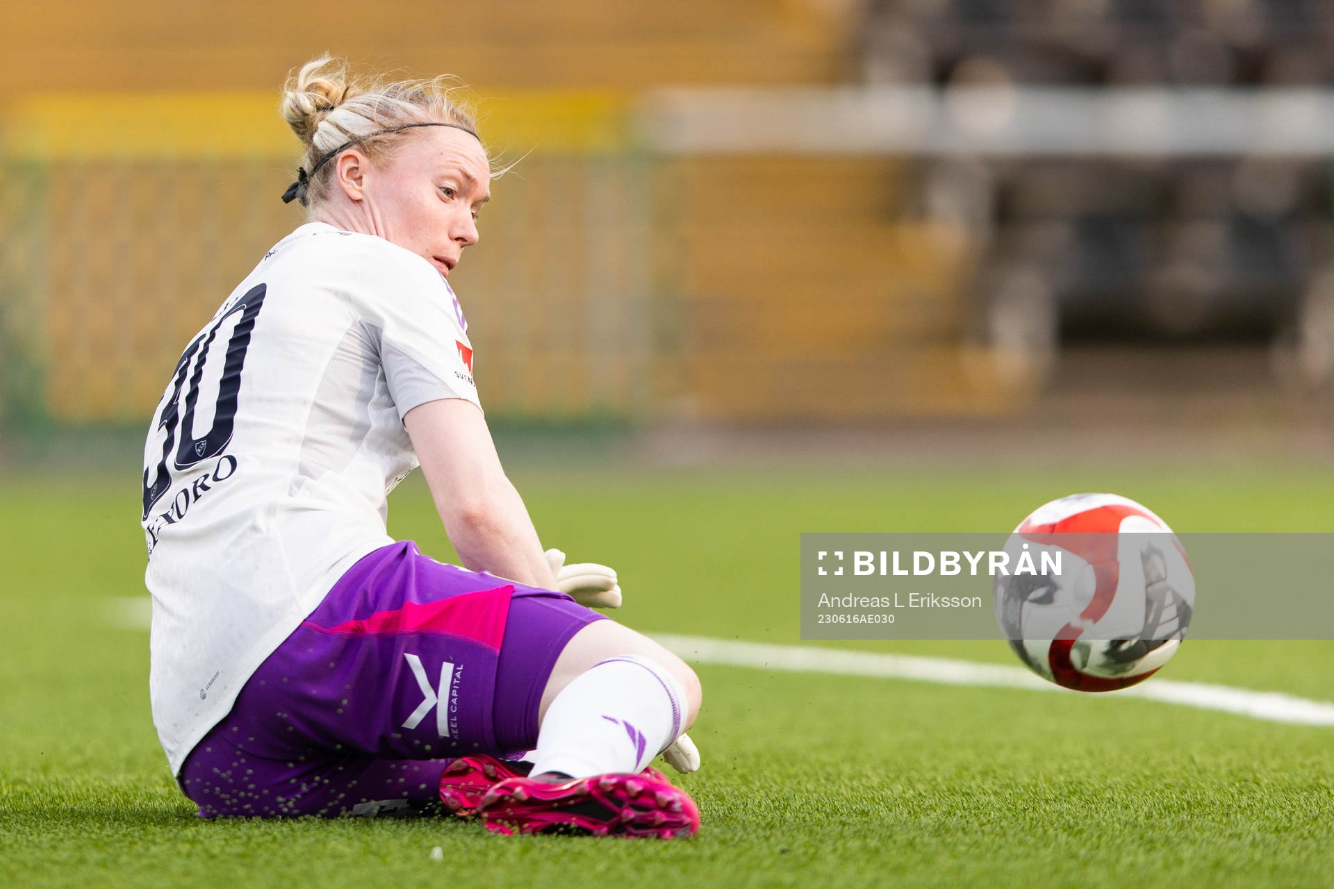 Djurgårdens målvakt Hedvig Lindahl med en räddning