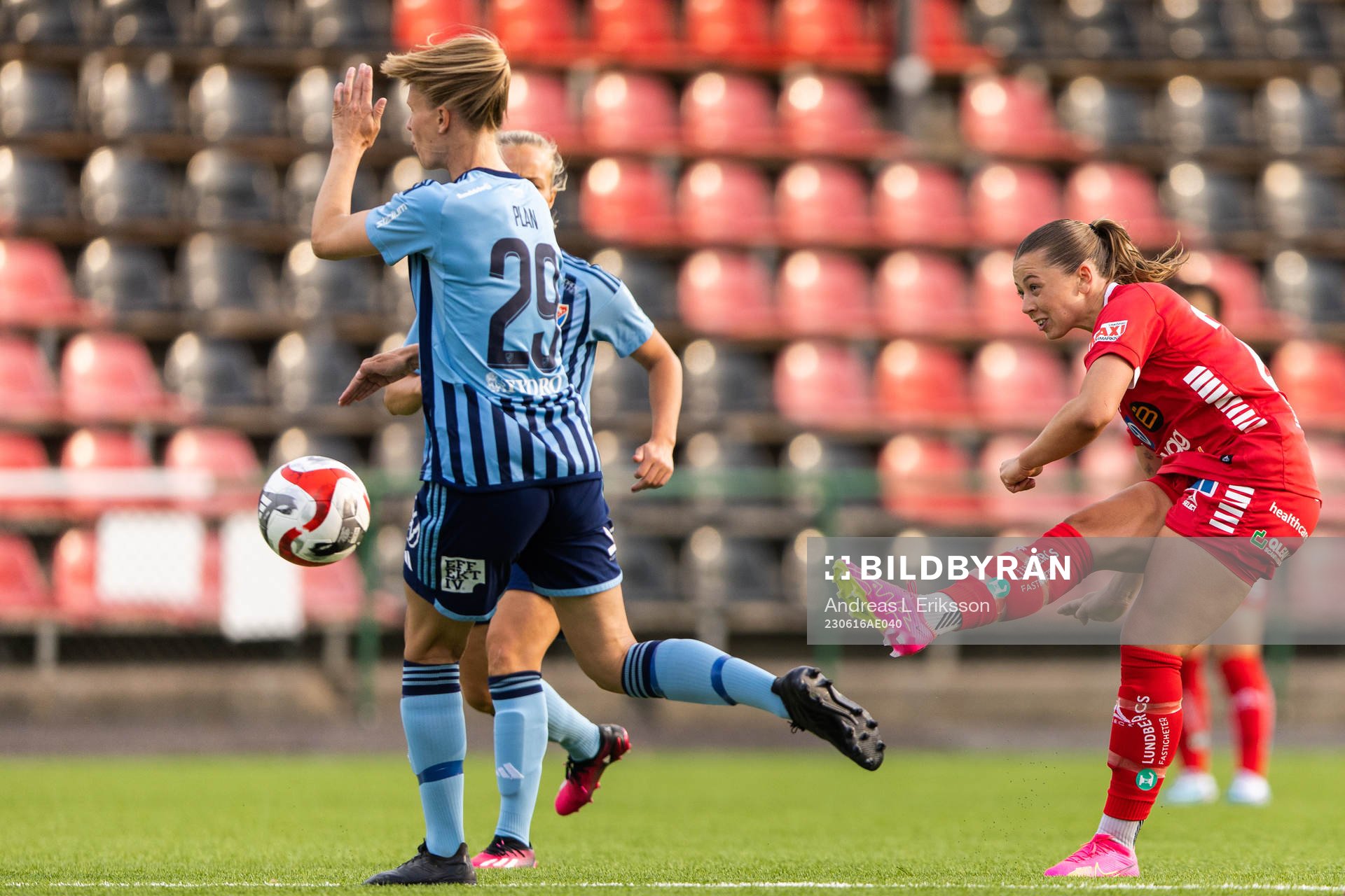 Linköpings Cornelia Kapocs med ett skott