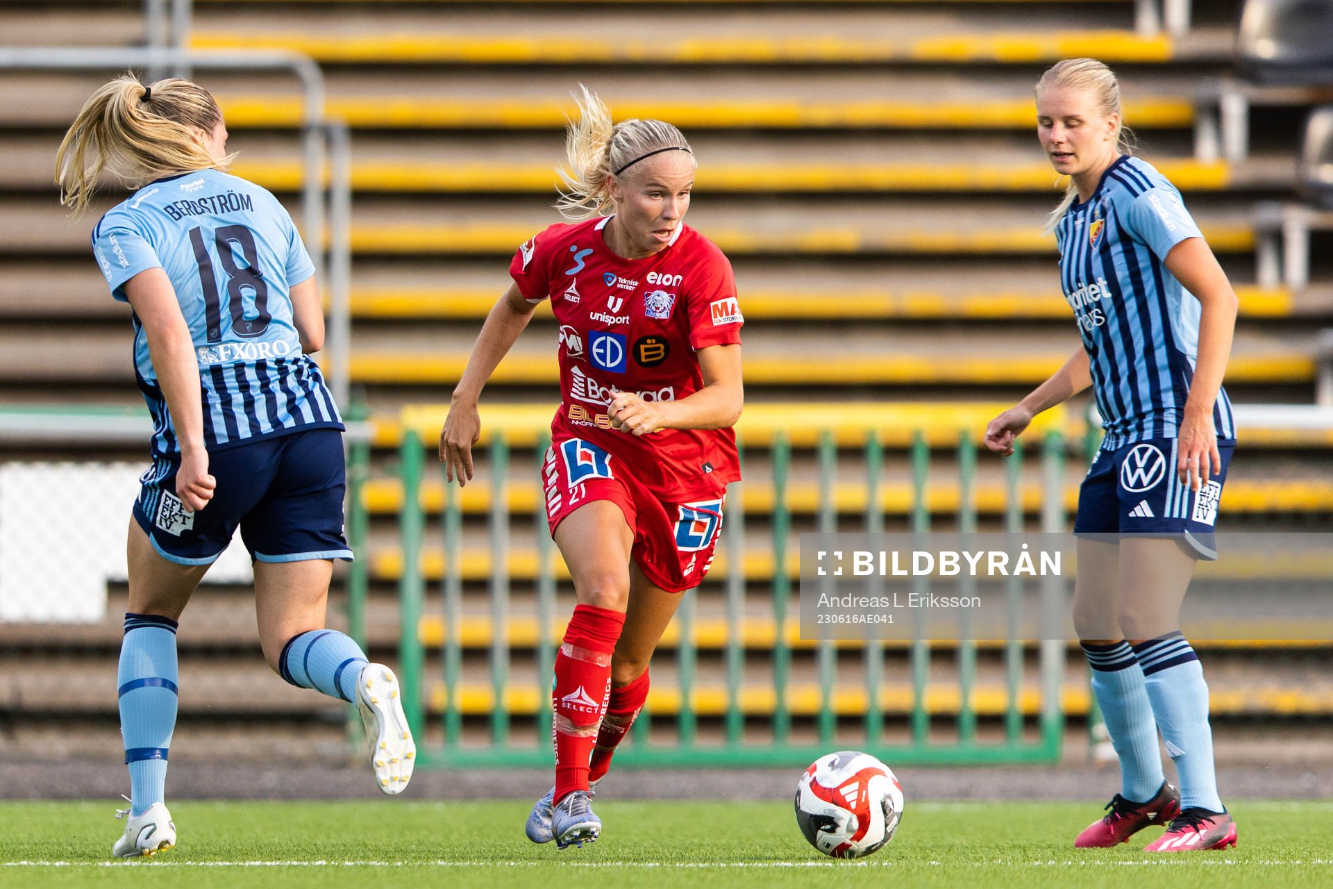 Linköpings Stina Lennartsson tar sig förbi Djurgårdens