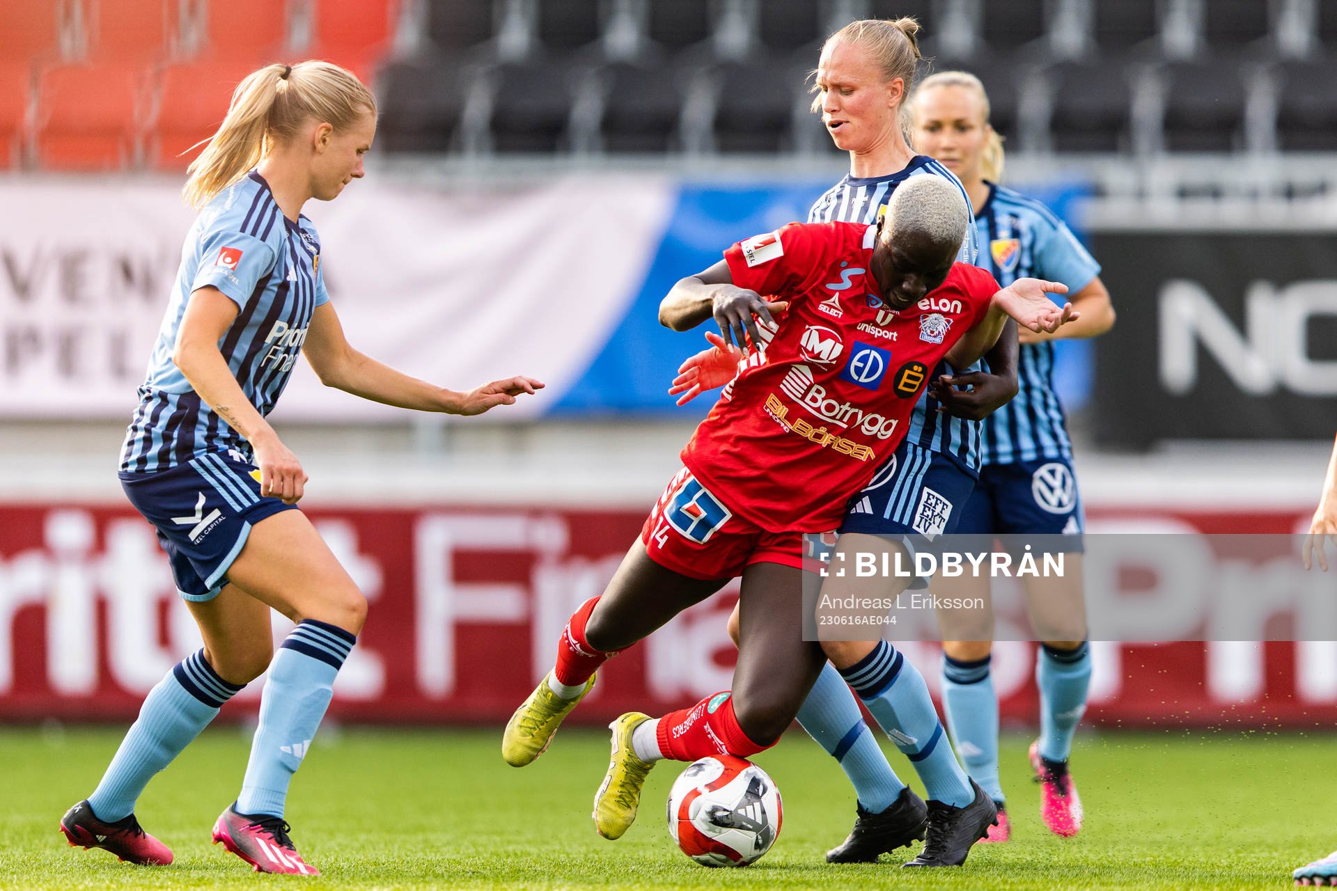 Linköpings Michaela Abam i kamp om bollen med Djurgårdens