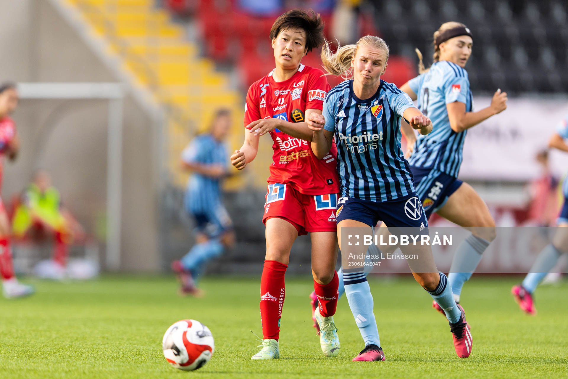 Linköpings Saori Takarada och Djurgårdens Nellie Lilja