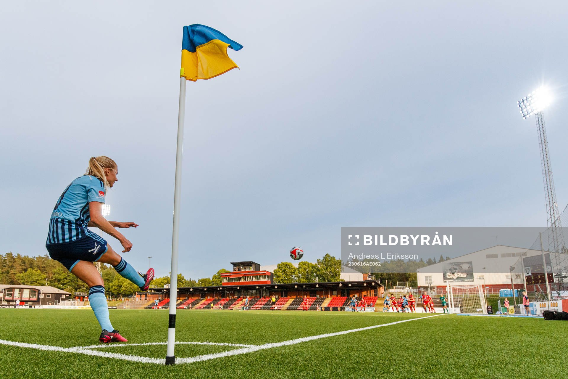 Djurgårdens Nellie Lilja med en hörna under fotbollsmatchen i Damallsvenskan mellan Djurgården och Linköping den 16 juni 2023 i Stockholm. 