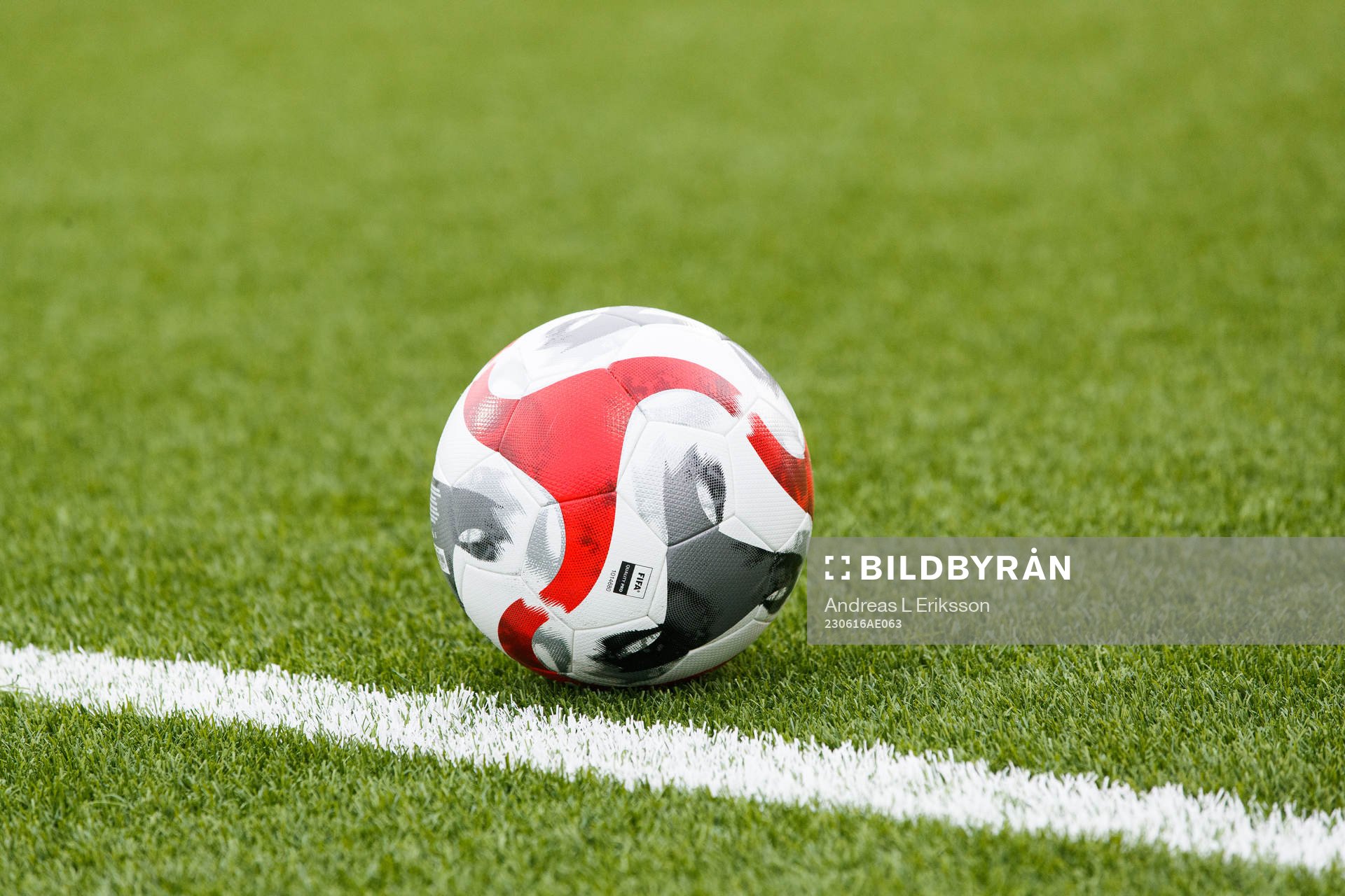 En fotboll ligger vid sidlinjen